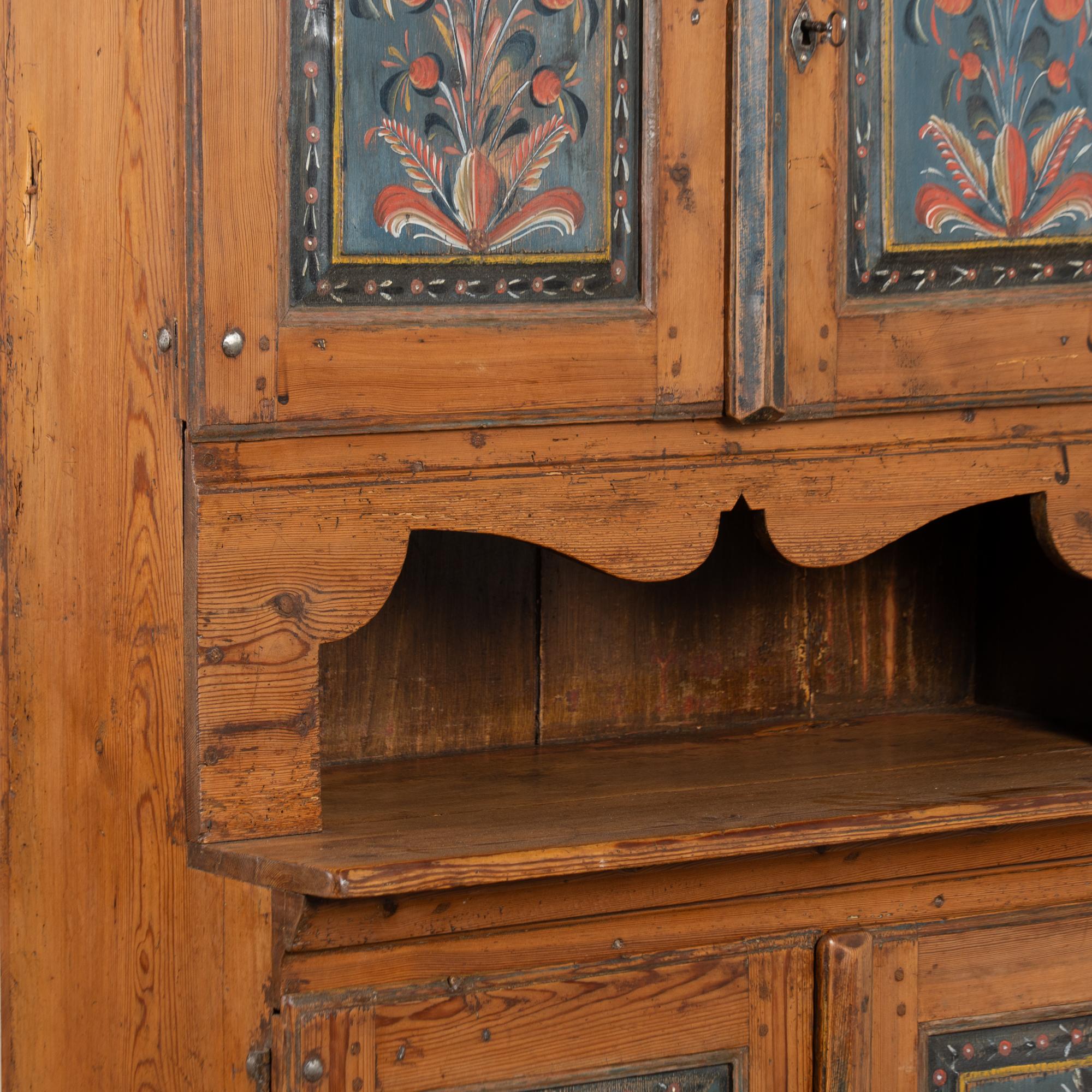 Legno Armadio Cabinet Dalarna originale in pino svedese dipinto di blu datato 1821 in vendita