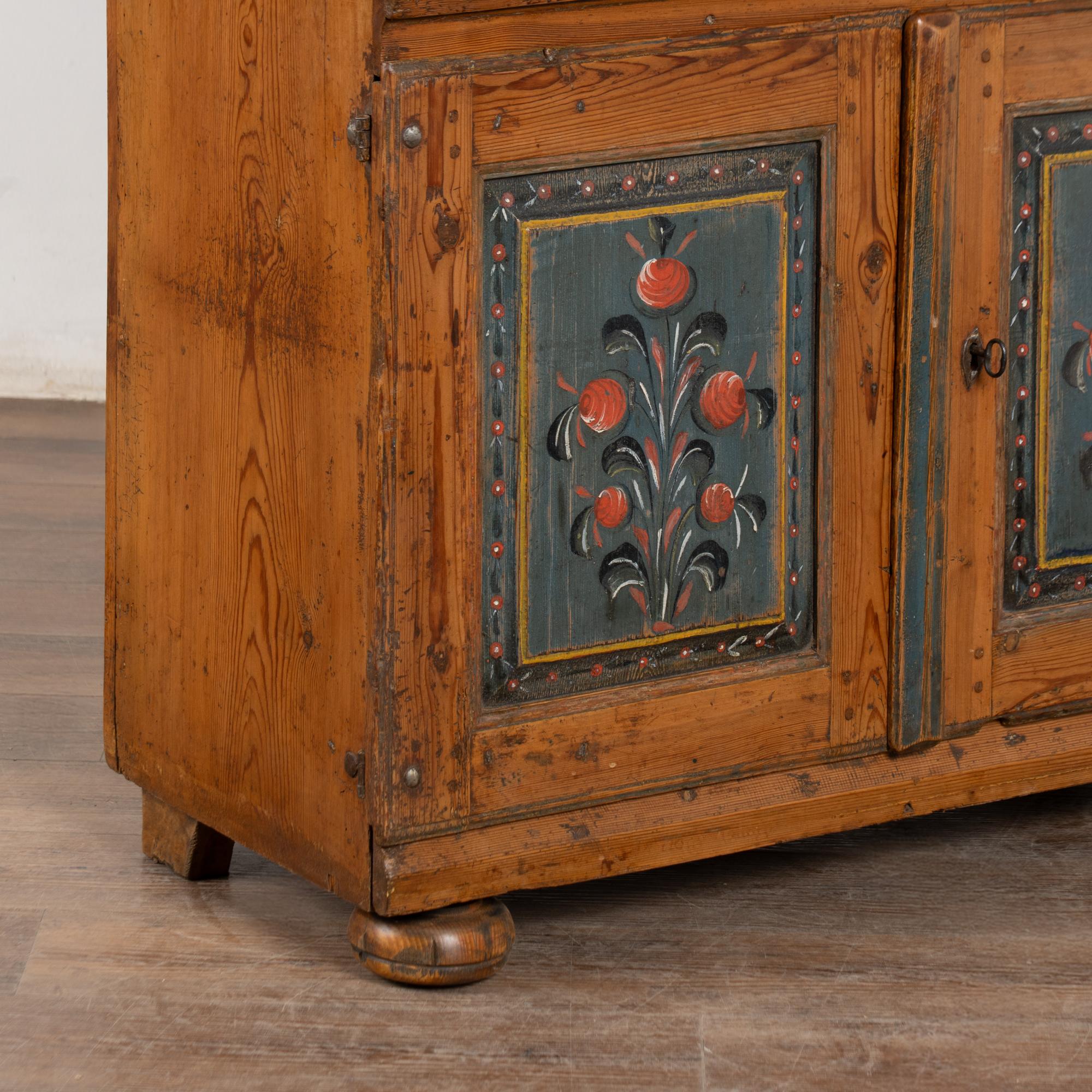 Armadio Cabinet Dalarna originale in pino svedese dipinto di blu datato 1821 in vendita 1