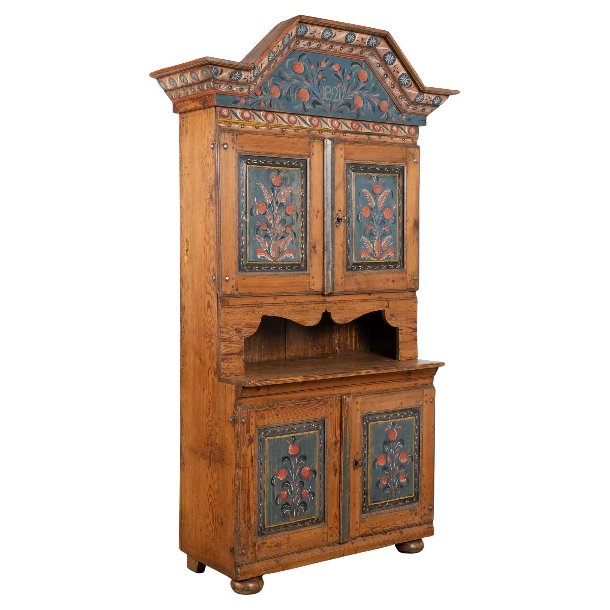Armadio Cabinet Dalarna originale in pino svedese dipinto di blu datato 1821 in vendita
