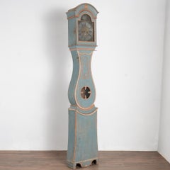 Original Reloj de pie sueco alto Mora Clocks, pintado en azul, hacia 1820-40