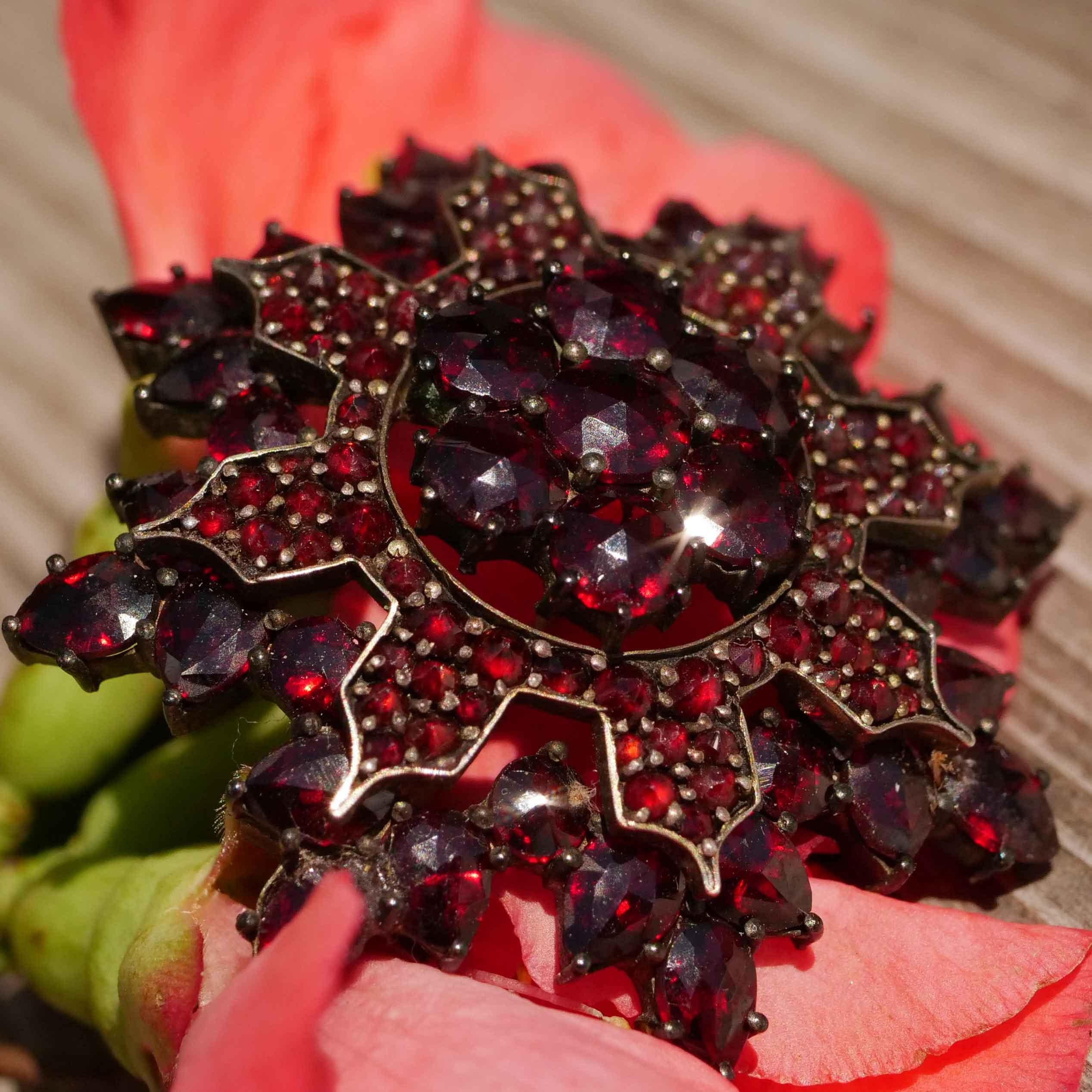 Original Bohemian Garnet Brooch 1860-1890 Tombak Czech Republic Carbuncle Stone In Good Condition For Sale In Viena, Viena