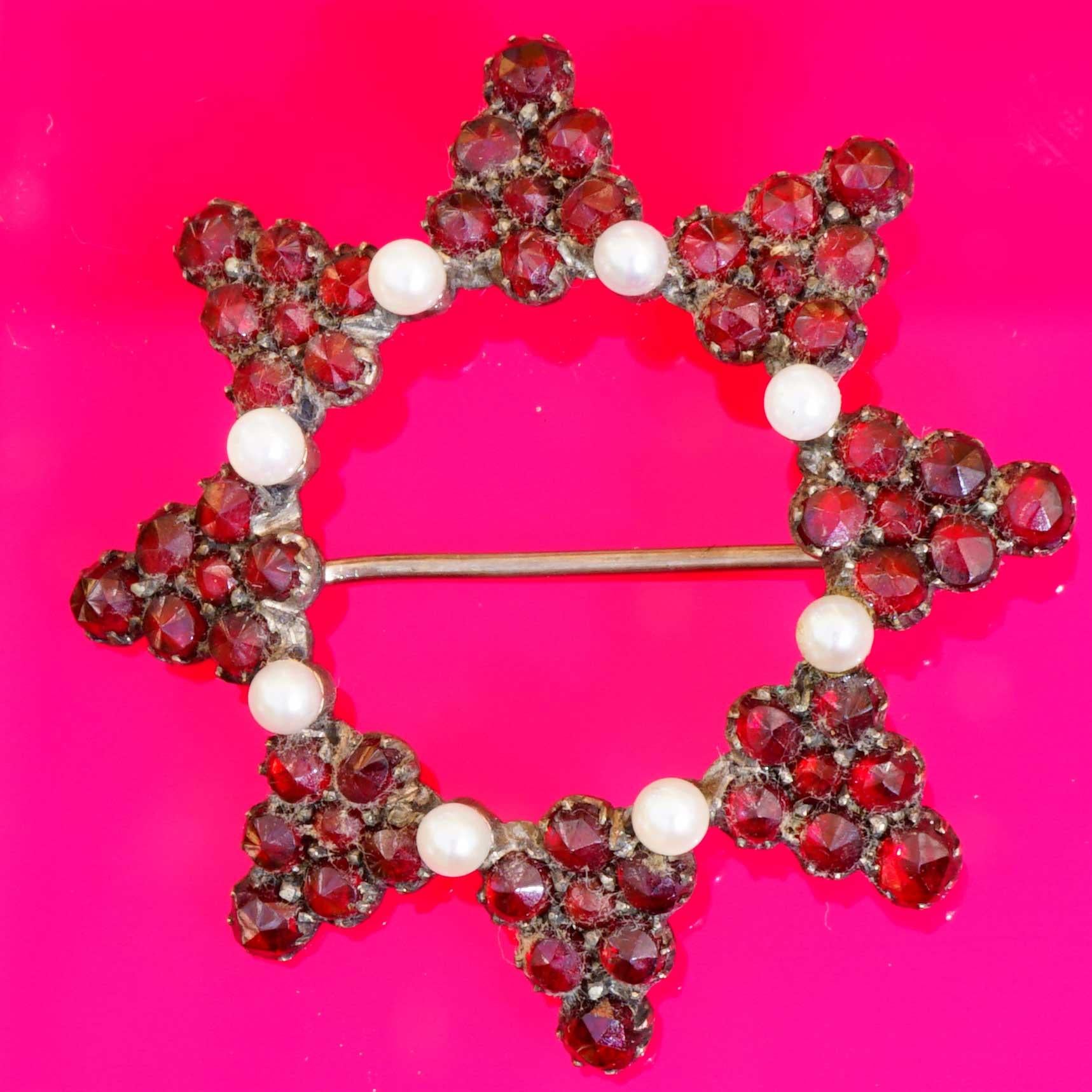 Original Bohemian Garnet Brooche 1860-1890 Tombak Czech Republic Carbuncle Stone In Good Condition For Sale In Viena, Viena