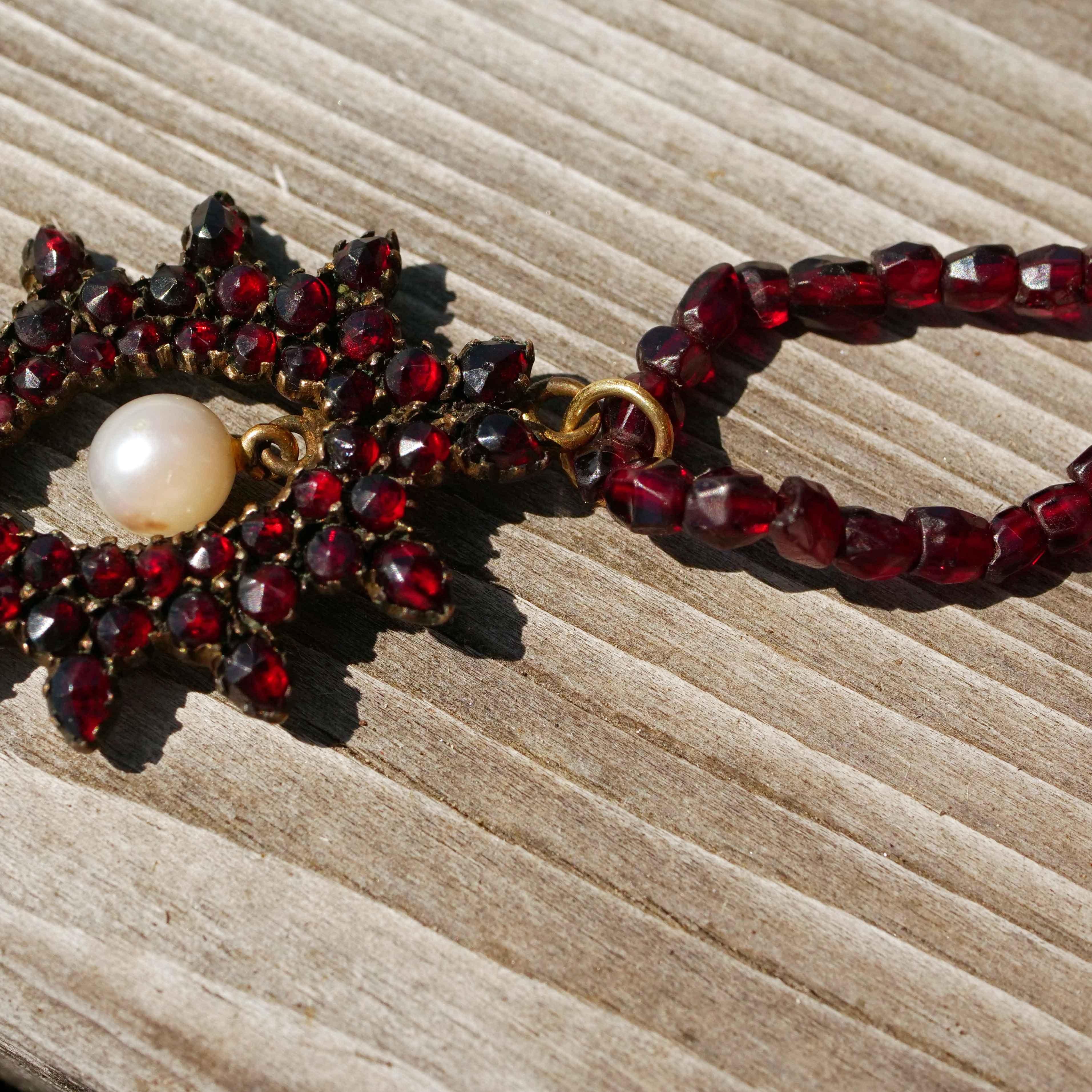 Original Bohemian Garnet Pendant 1860-1890 Tombak Czech Republic Carbuncle Stone In Good Condition For Sale In Viena, Viena