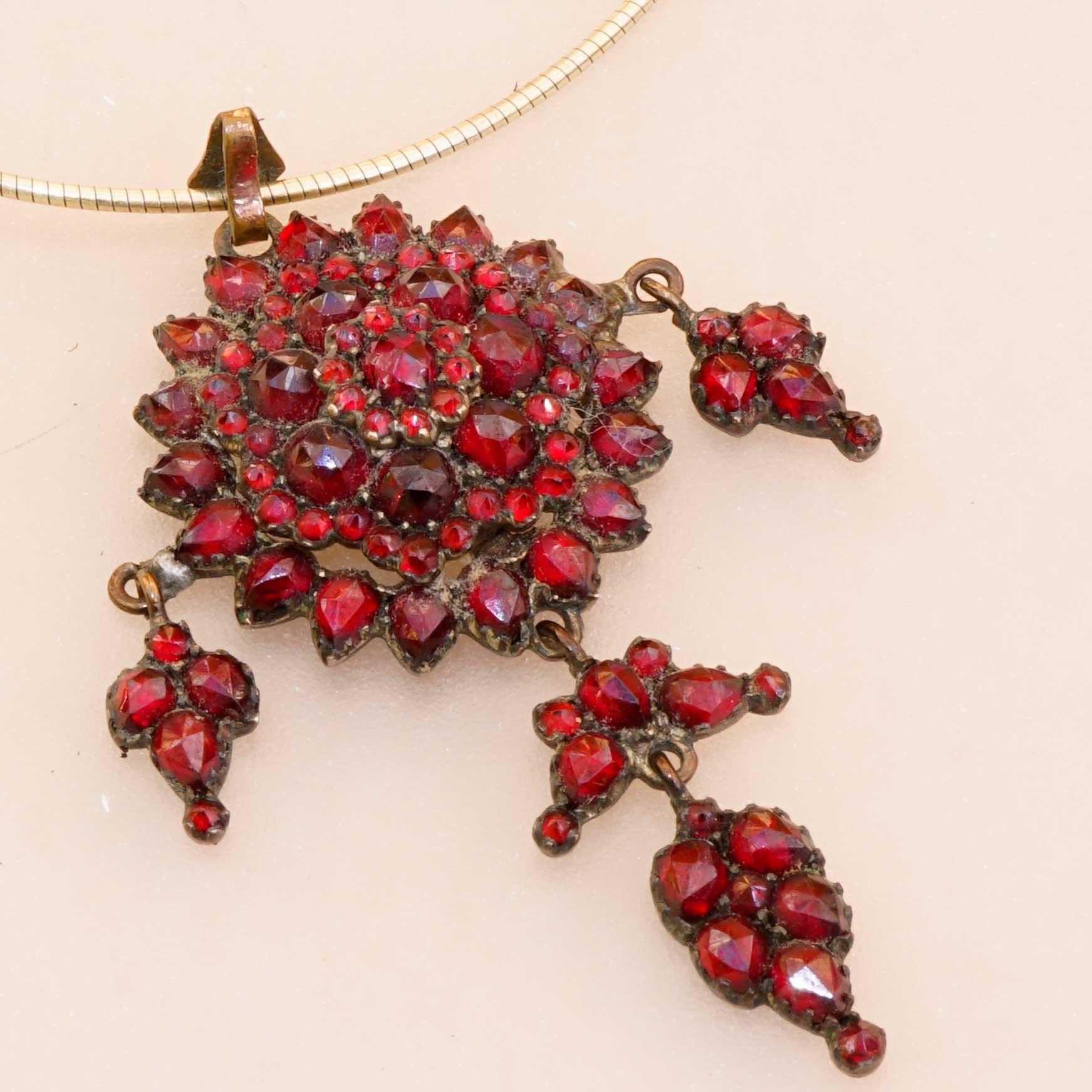 Original Bohemian Garnet Pendant 1860-1890 Tombak Czech Republic Carbuncle Stone In Good Condition For Sale In Viena, Viena