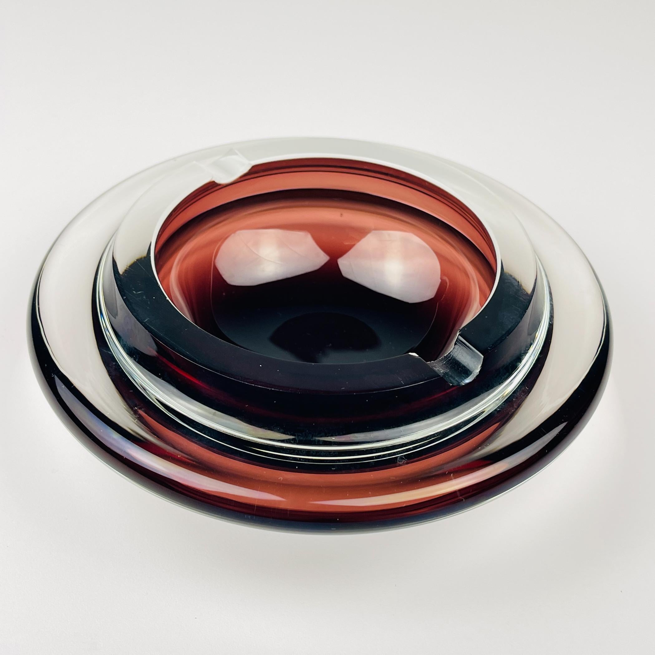 

Posacenere vintage in vetro di Murano realizzato in Italia negli anni '80.

La ciotola è in ottime condizioni vintage.

Dimensioni:
Larghezza: 15 cm
Altezza: 5 cm
Peso: 735 g

Offriamo una spedizione sicura in tutto il mondo. Ogni articolo viene