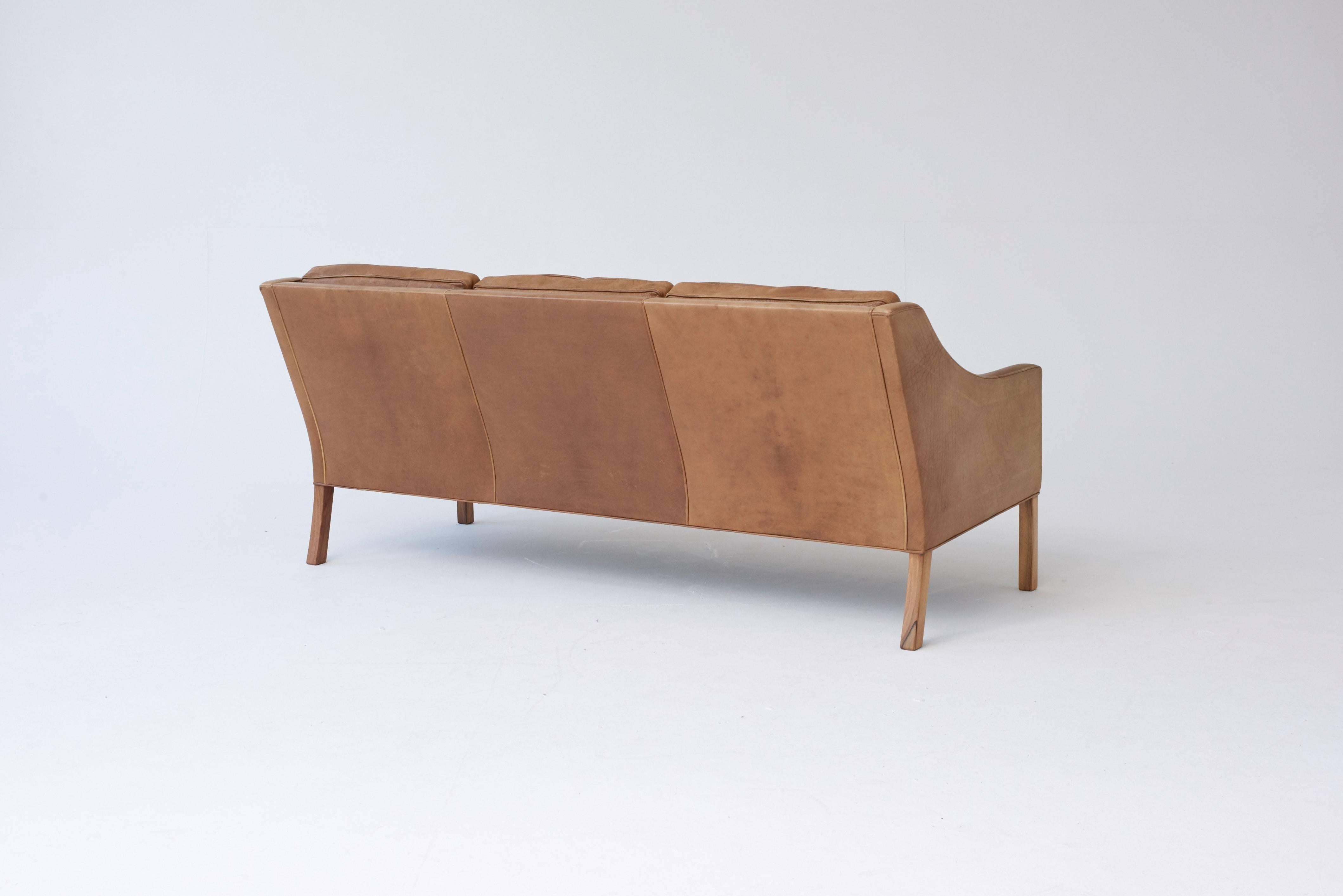 Original Borge Mogensen 2209 Sofa in Patinated Tan Leather, Denmark, 1960s-1970s In Excellent Condition In London, GB
