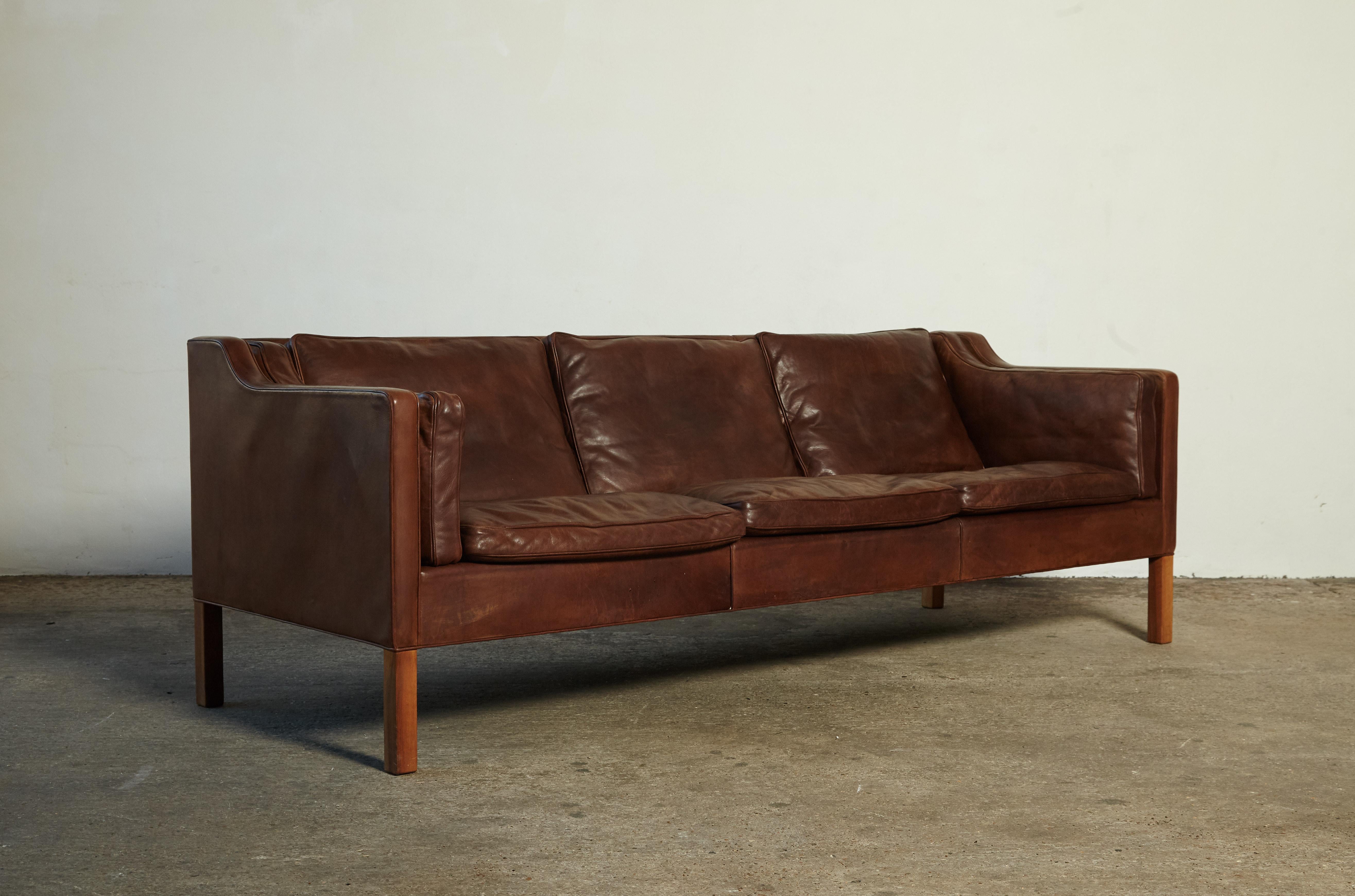 Original Borge Mogensen 2213 Sofa in Patinated Leather, Denmark, 1960s-1970s In Fair Condition In London, GB
