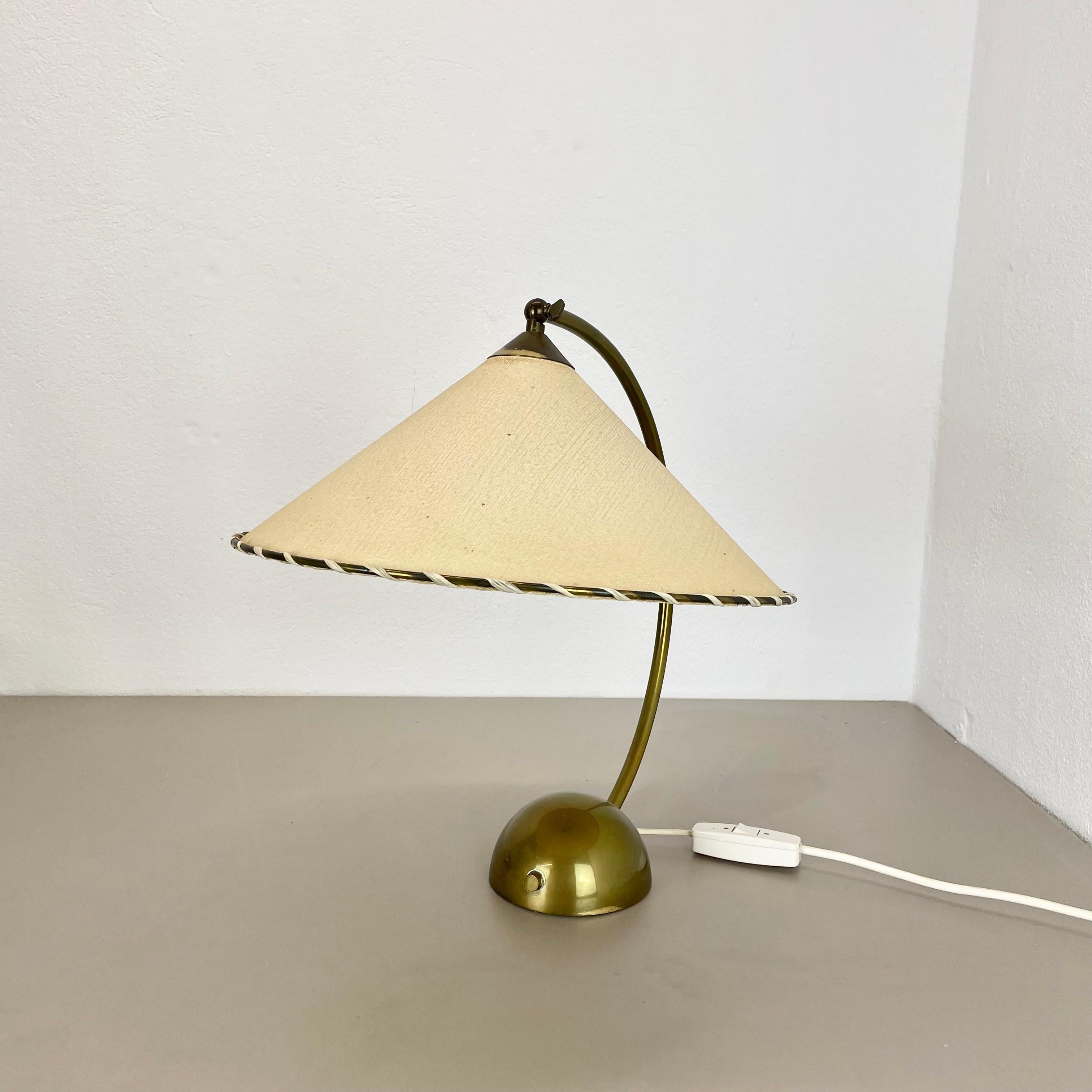 Article :

lampe de table


Producteur :

Pitt Müller Werkstätten, Allemagne


Design :

Pitt Müller
De la fin des années 1930 au milieu des années 1950, Pitt Müller s'est fortement impliqué dans la conception et la production d'appareils