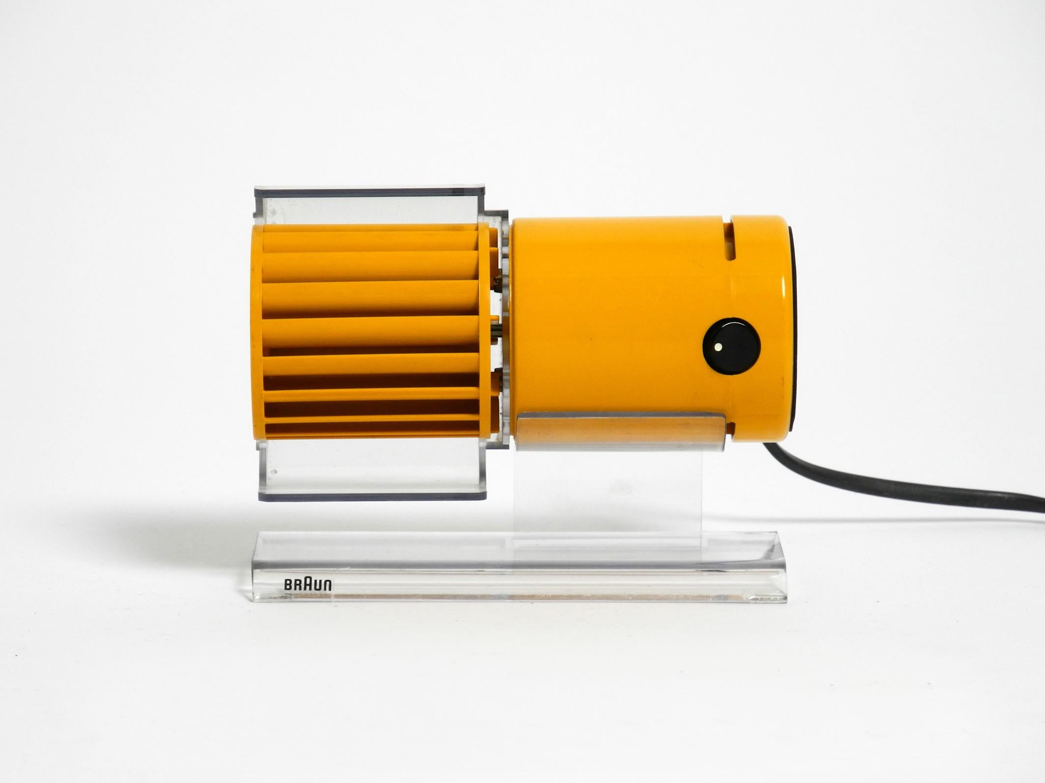 Original BRAUN table fan HL 70 from 1971 in orange yellow.
Original design of the HL1 table fan in 1960 by Reinhold Weiss.
This successor device, the HL 70, is from 1971. Design by Jürgen Greubel.
The fan roller with motor and the support are