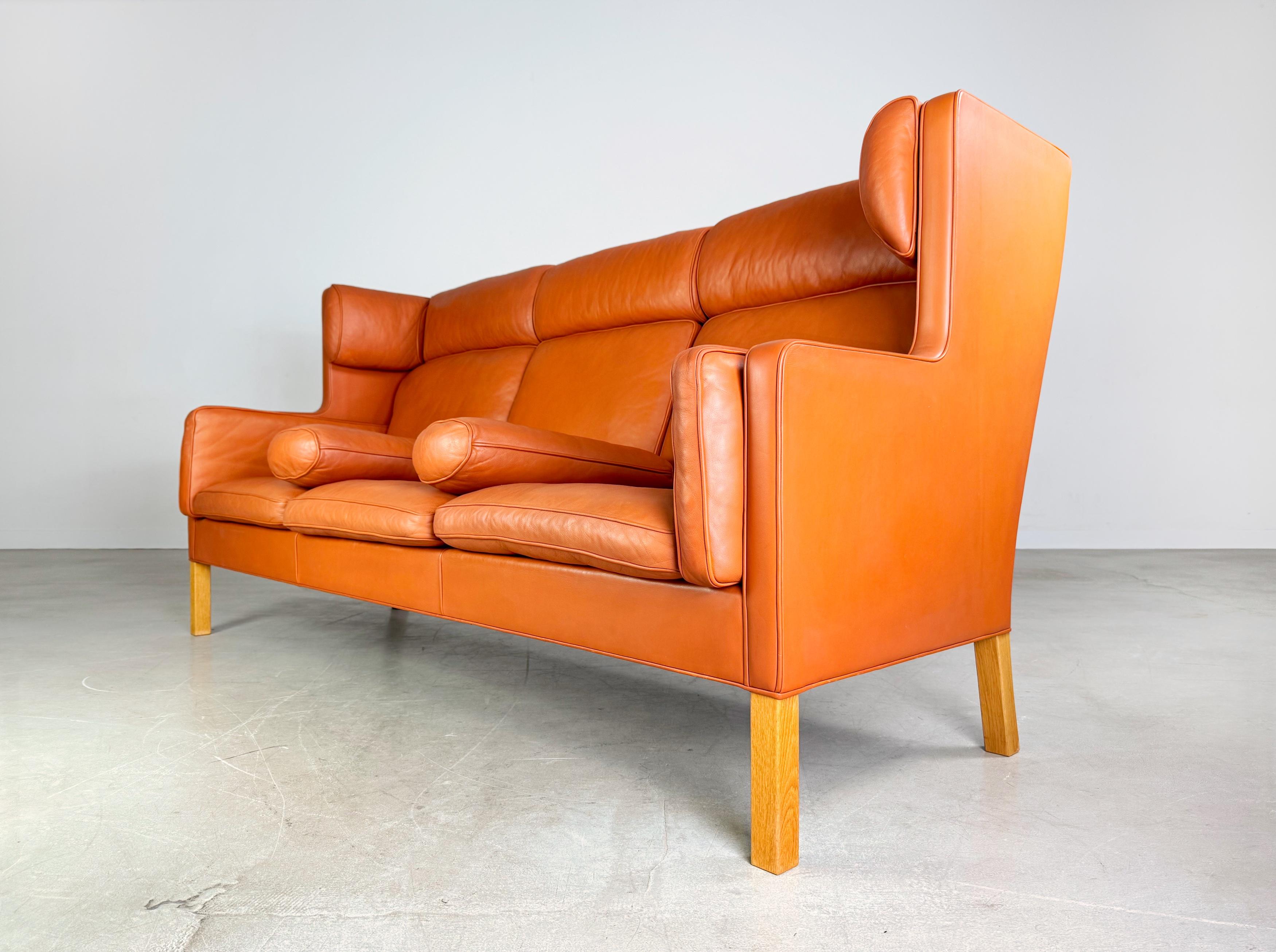 Wir bieten ein wunderschönes cognacfarbenes 2193 Coupé Dreisitzer Sofa von Fredericia Stolefabrik zum Verkauf an. Le design est l'œuvre de Borg, l'un des plus grands designers de produits des derniers siècles. Le Lederer et les articles de bureau