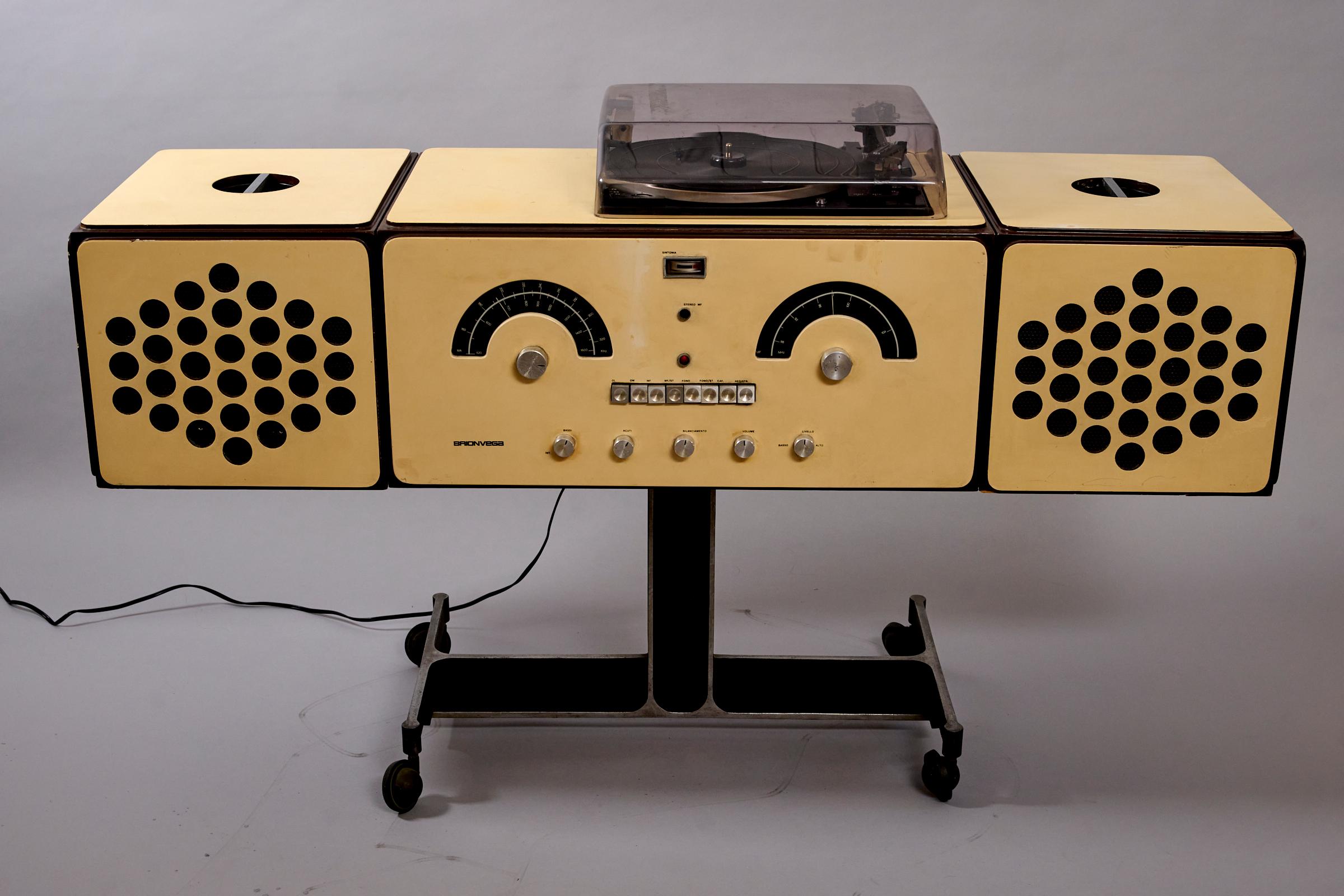 Original Brionvega record player and radio Rr126 c1965 In Good Condition In London, GB