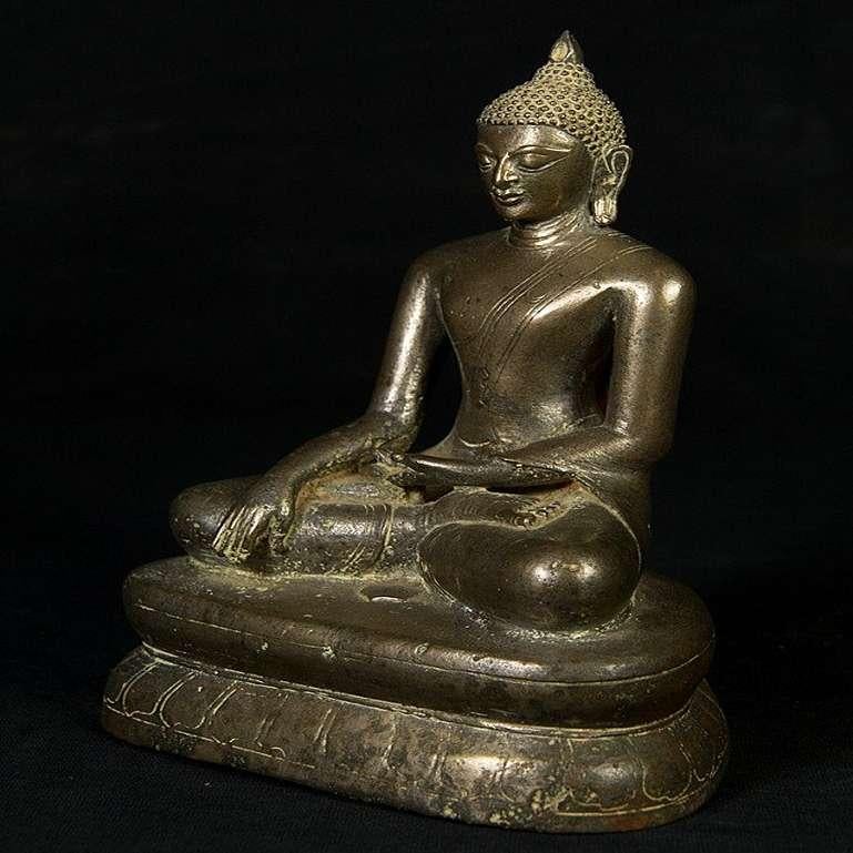 Material: bronze
18 cm high 
14 cm wide and 10 cm deep
Weight: 1.118 kgs
Bagan style
Bhumisparsha mudra
Originating from Burma
13th century - original from the Pagan period !
Original bronze Pagan Buddha statues are very rare. This is surely