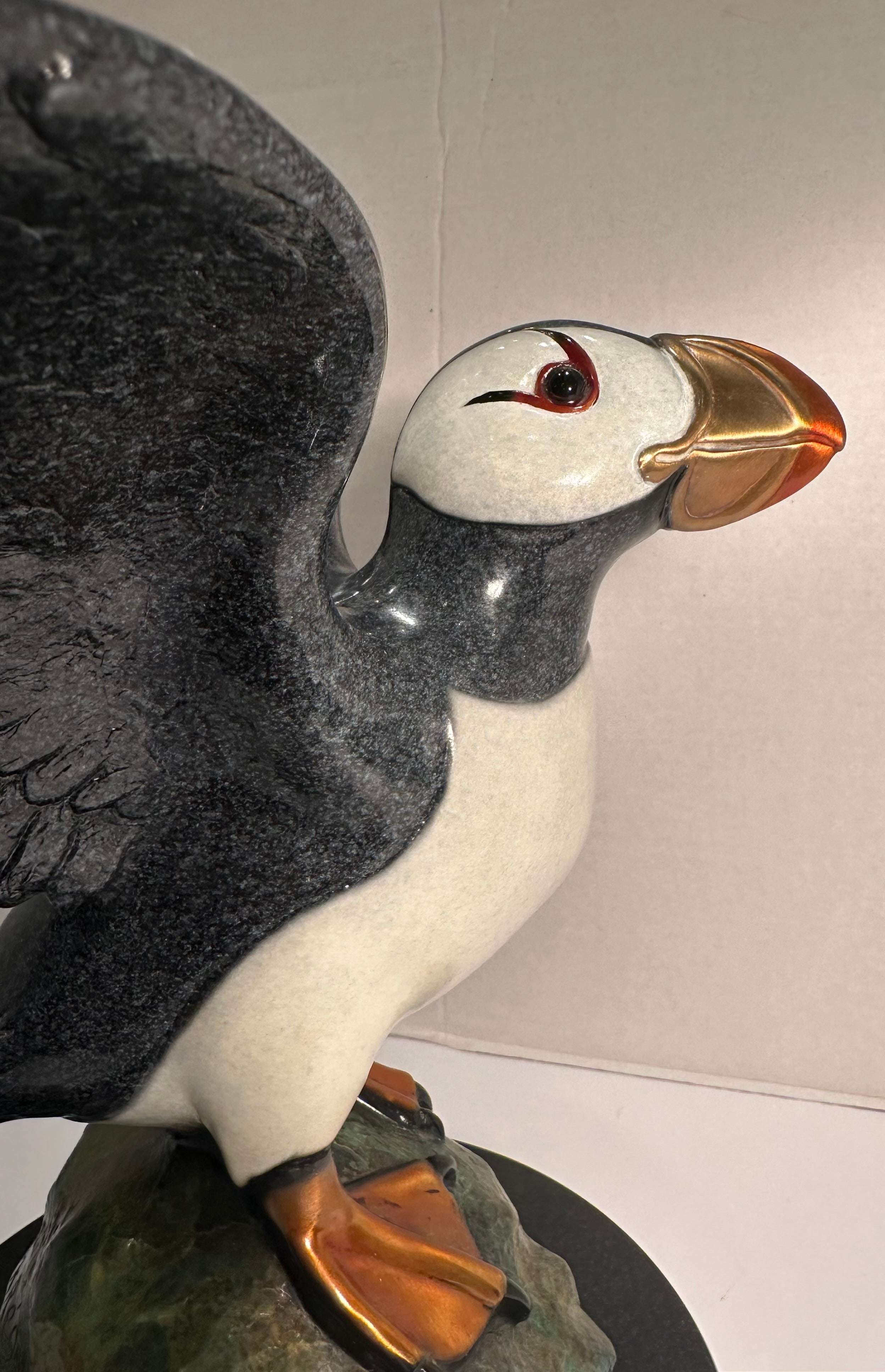 Autre Statue d'origine Puffin Bird intitulée Showtime de Mary et Jacques Regat en vente