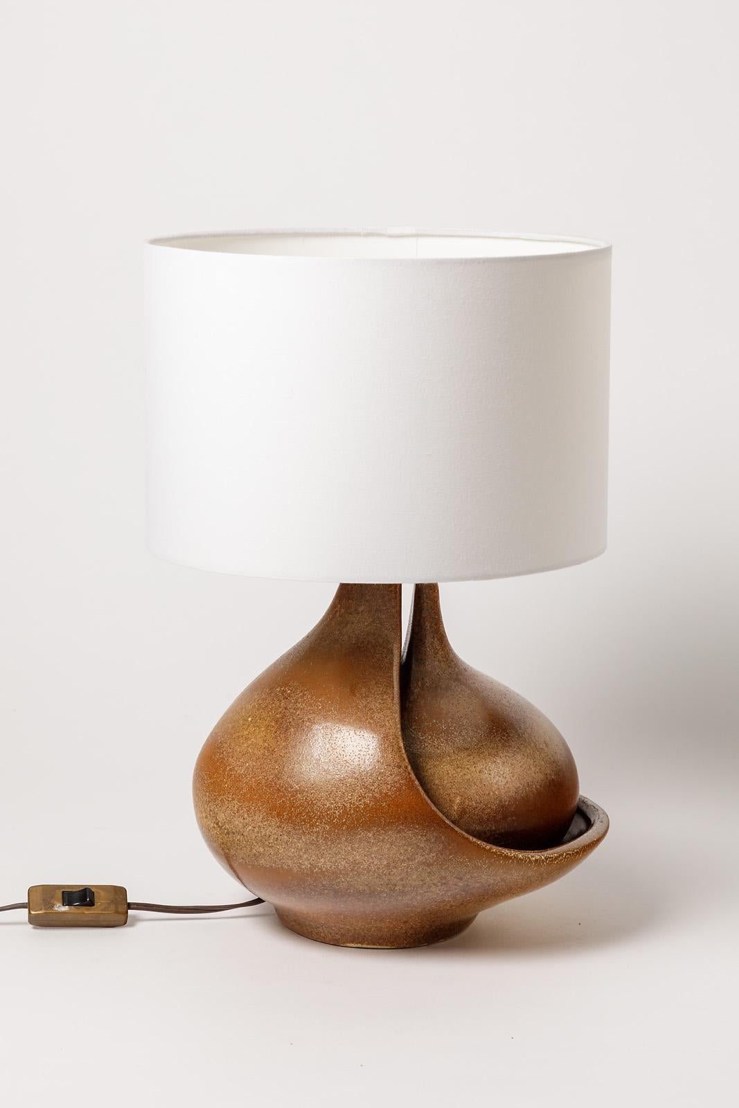 Fred Stocker

Originelle und elegante Keramik-Tischlampe in zwei Teilen.

Realisiert um 1970, signiert unter dem Sockel.

Elegante hellbraune Keramikglasurfarbe.

Verkauft ohne Lampenschirm

Abmessungen der Keramik: Höhe 30cm, groß 26cm,