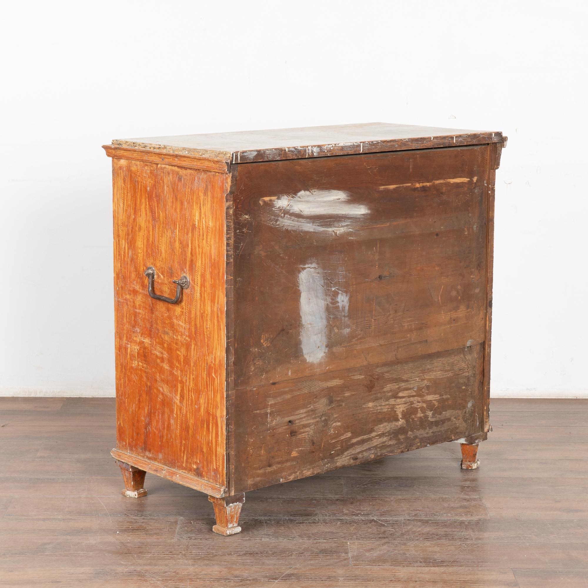 Cassettone originale in pino dipinto di marrone con tre cassetti, Svezia, circa 1820-40 in vendita 6