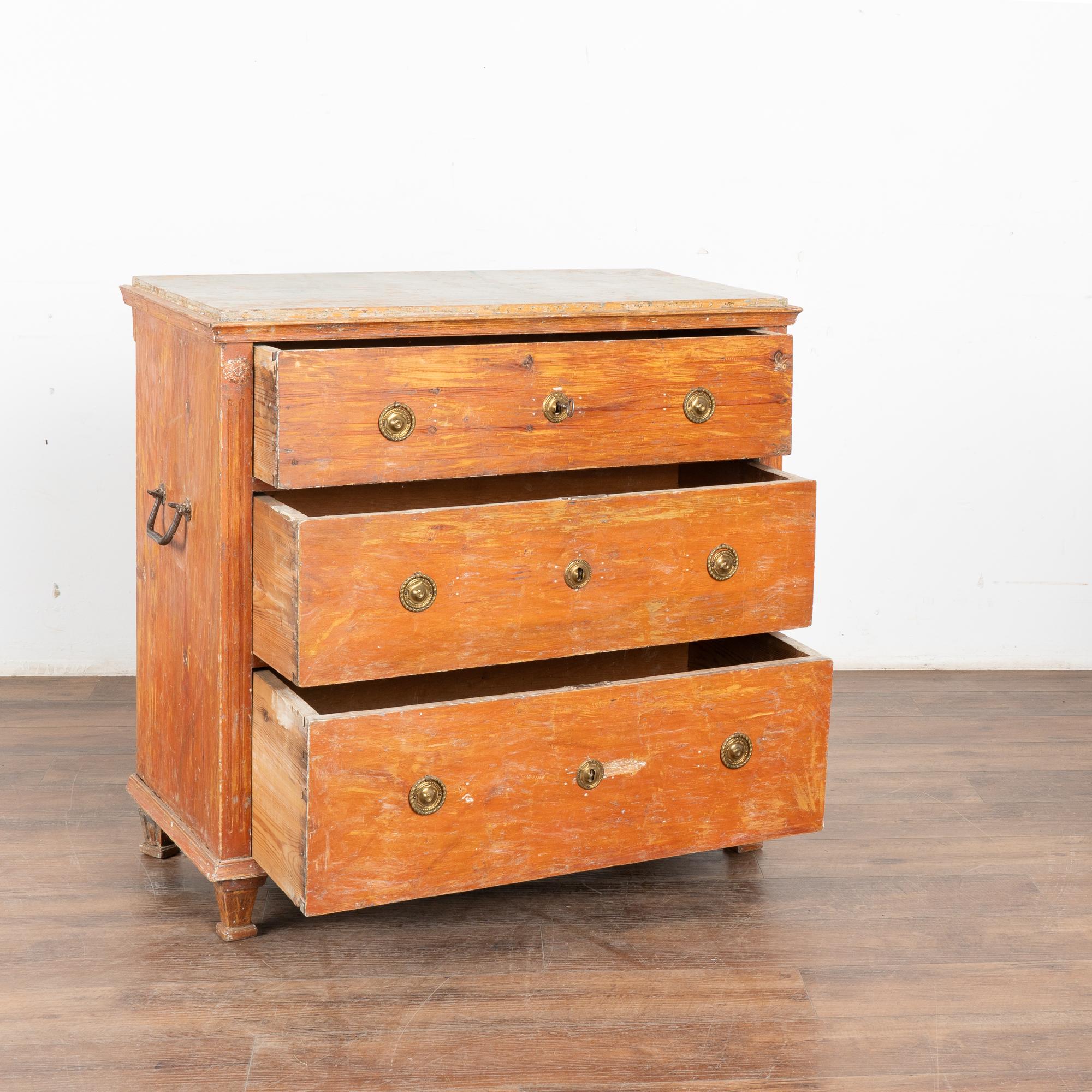Country Cassettone originale in pino dipinto di marrone con tre cassetti, Svezia, circa 1820-40 in vendita