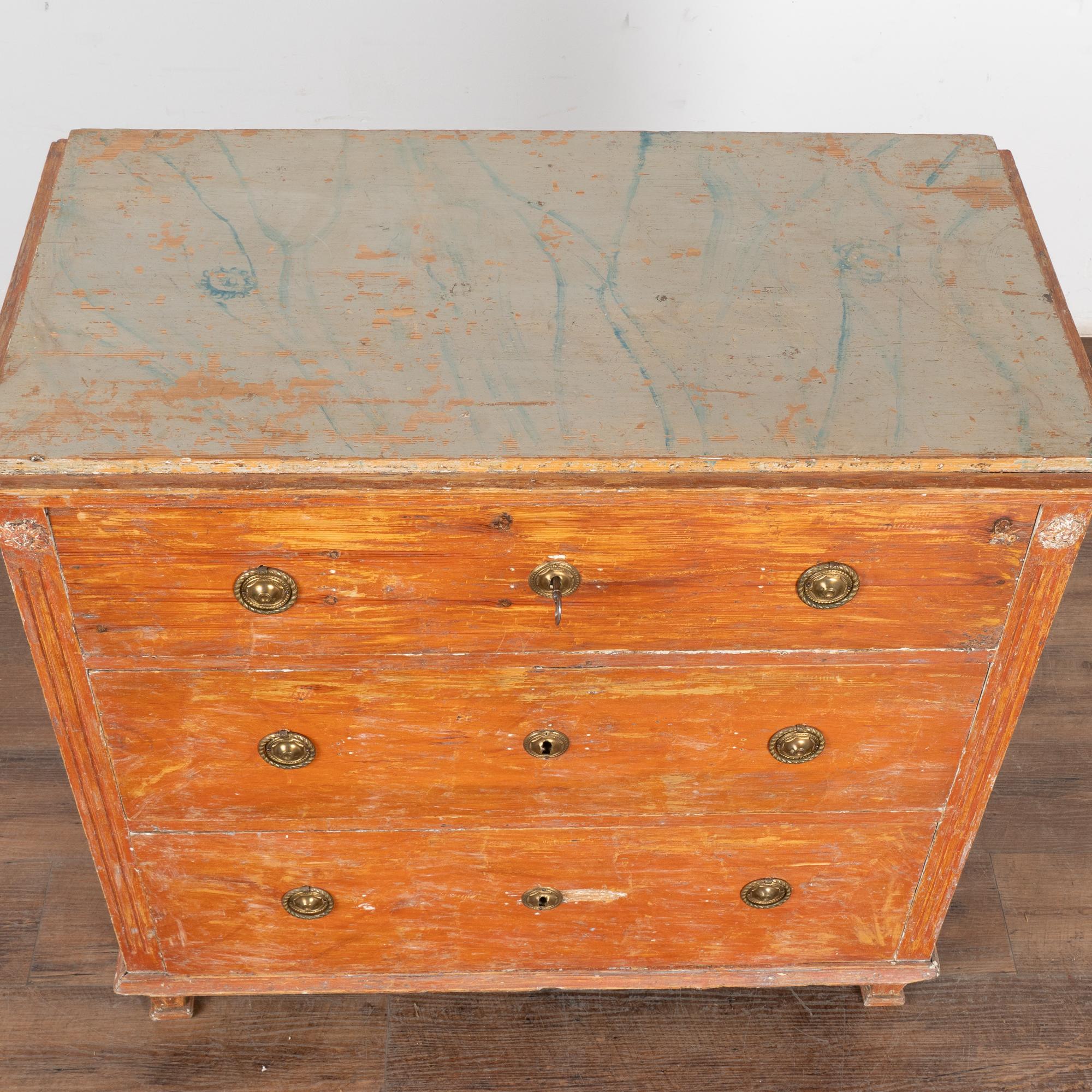 Cassettone originale in pino dipinto di marrone con tre cassetti, Svezia, circa 1820-40 In condizioni discrete in vendita a Round Top, TX