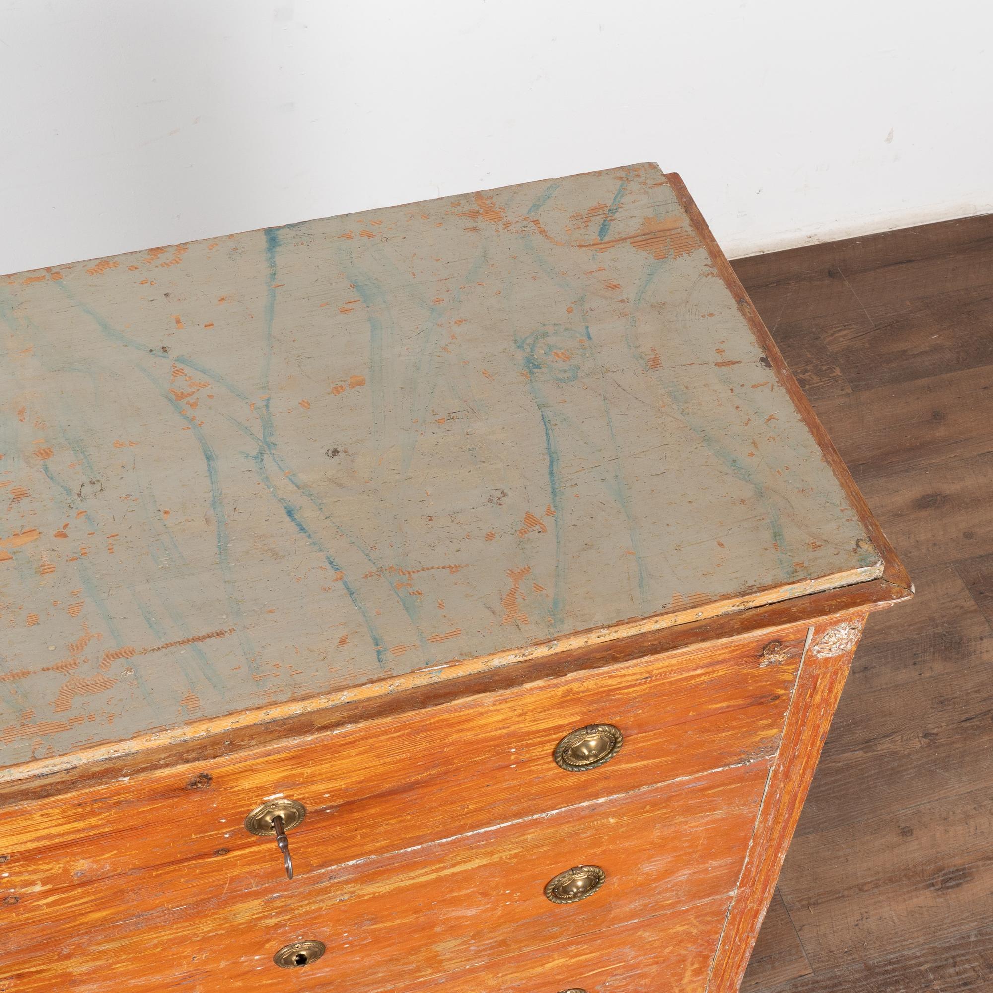 Ottone Cassettone originale in pino dipinto di marrone con tre cassetti, Svezia, circa 1820-40 in vendita