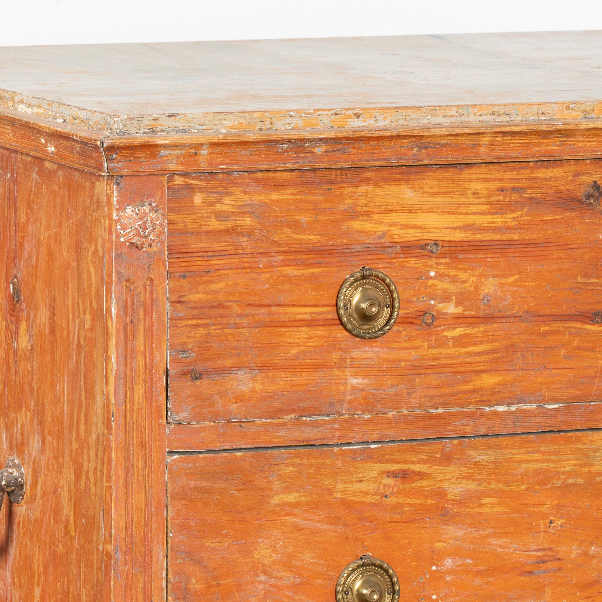Cassettone originale in pino dipinto di marrone con tre cassetti, Svezia, circa 1820-40 in vendita 2