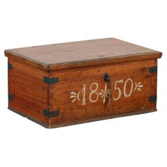 Petite malle ou boîte originale en pin peint en brun, datée de 1850