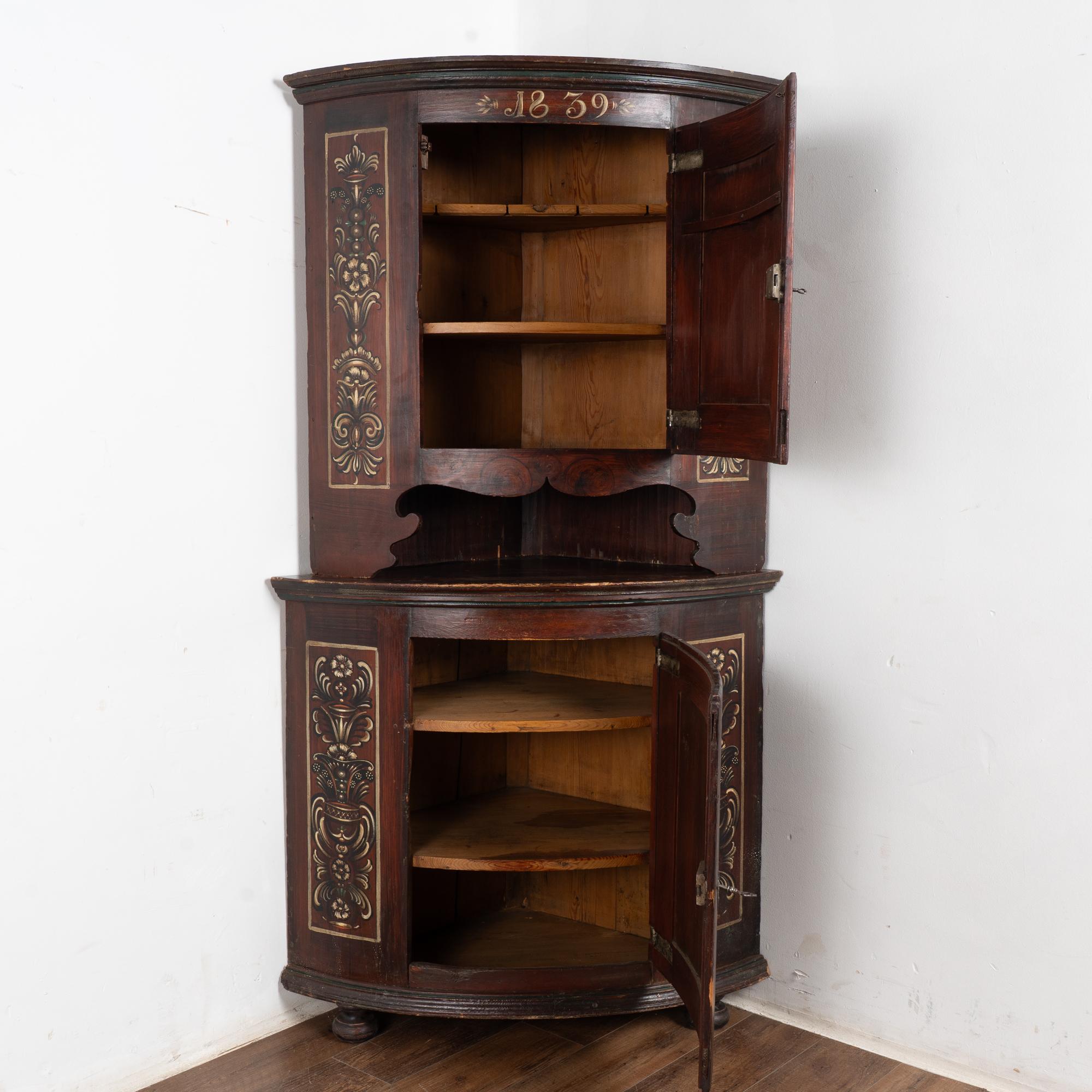 Artisanat Armoire d'angle originale en pin suédois peint en brun, datant de 1839 en vente