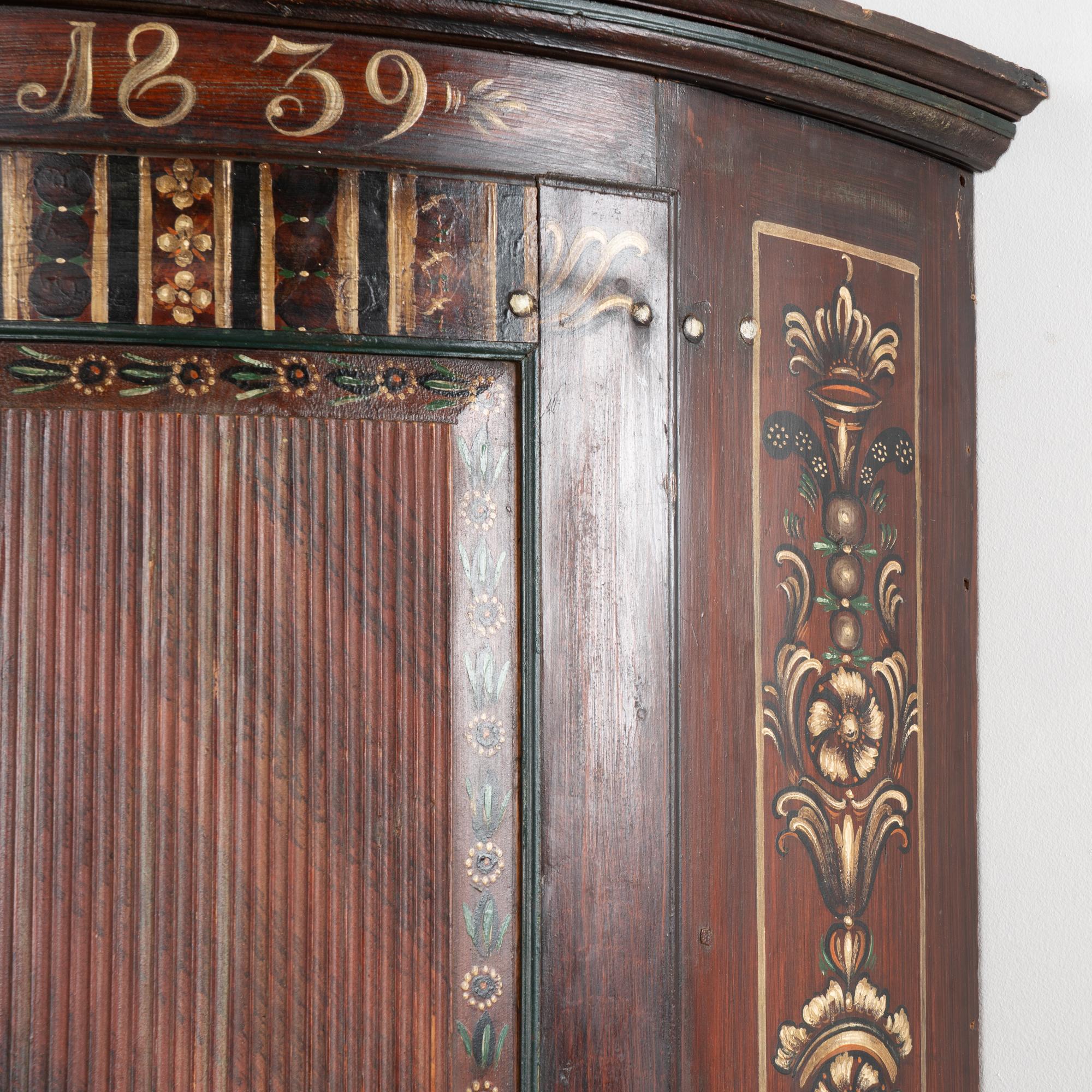 Armoire d'angle originale en pin suédois peint en brun, datant de 1839 Bon état - En vente à Round Top, TX