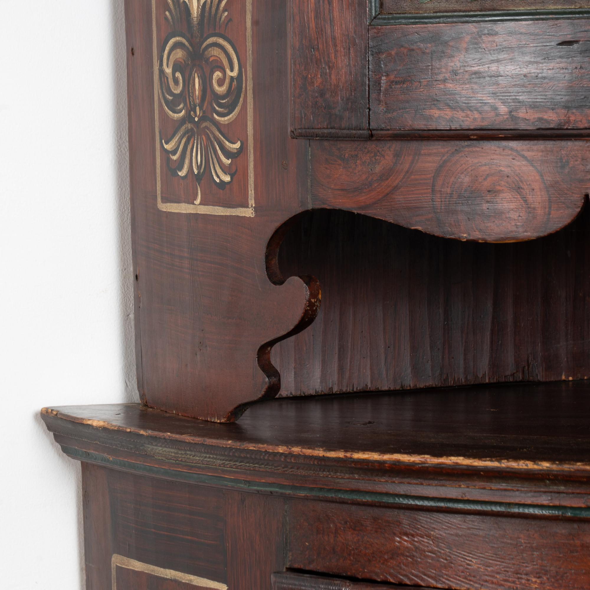 Armoire d'angle originale en pin suédois peint en brun, datant de 1839 en vente 2