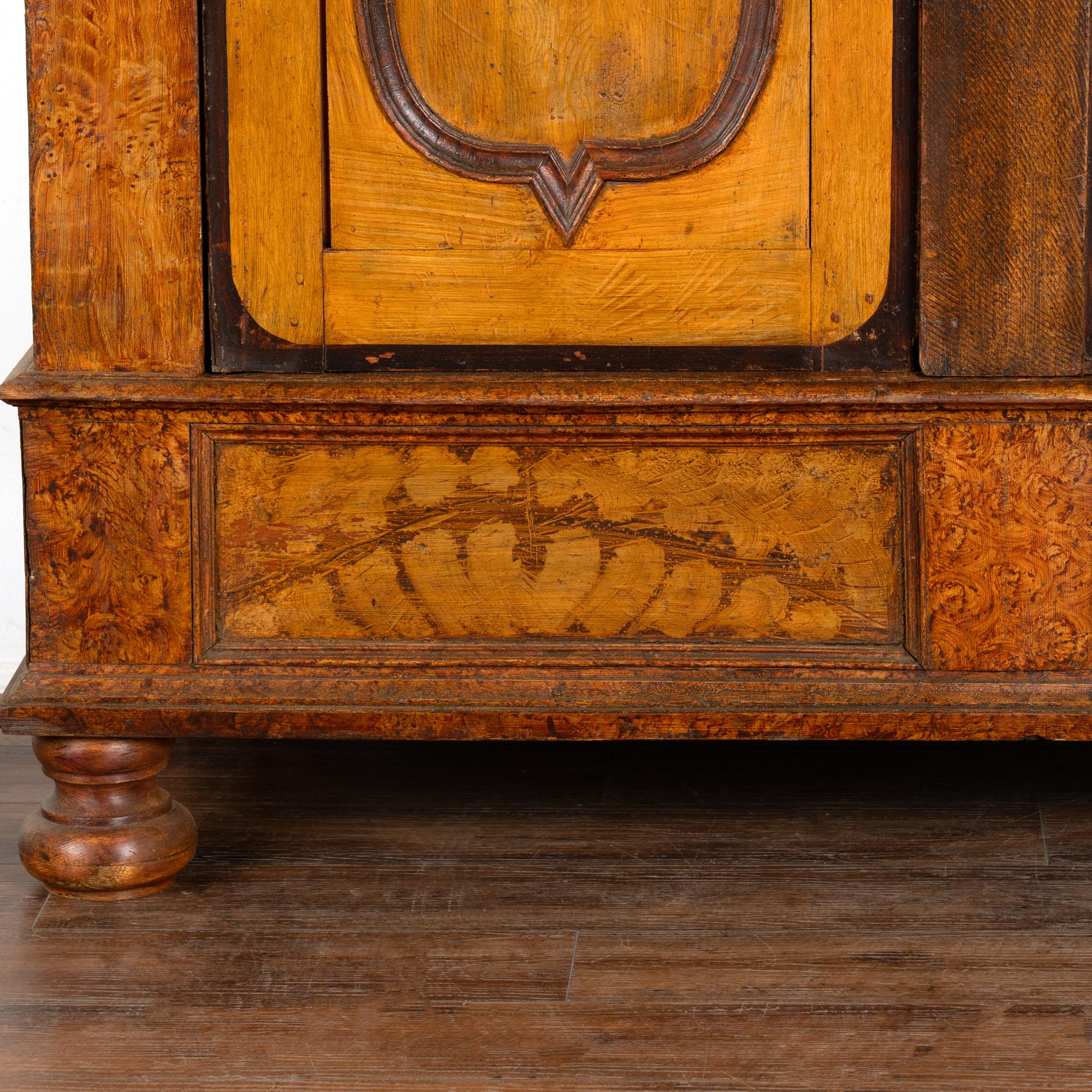 Armoire originale en pin baroque à deux portes, peinte en Brown, Suède vers 1780-1800 en vente 3