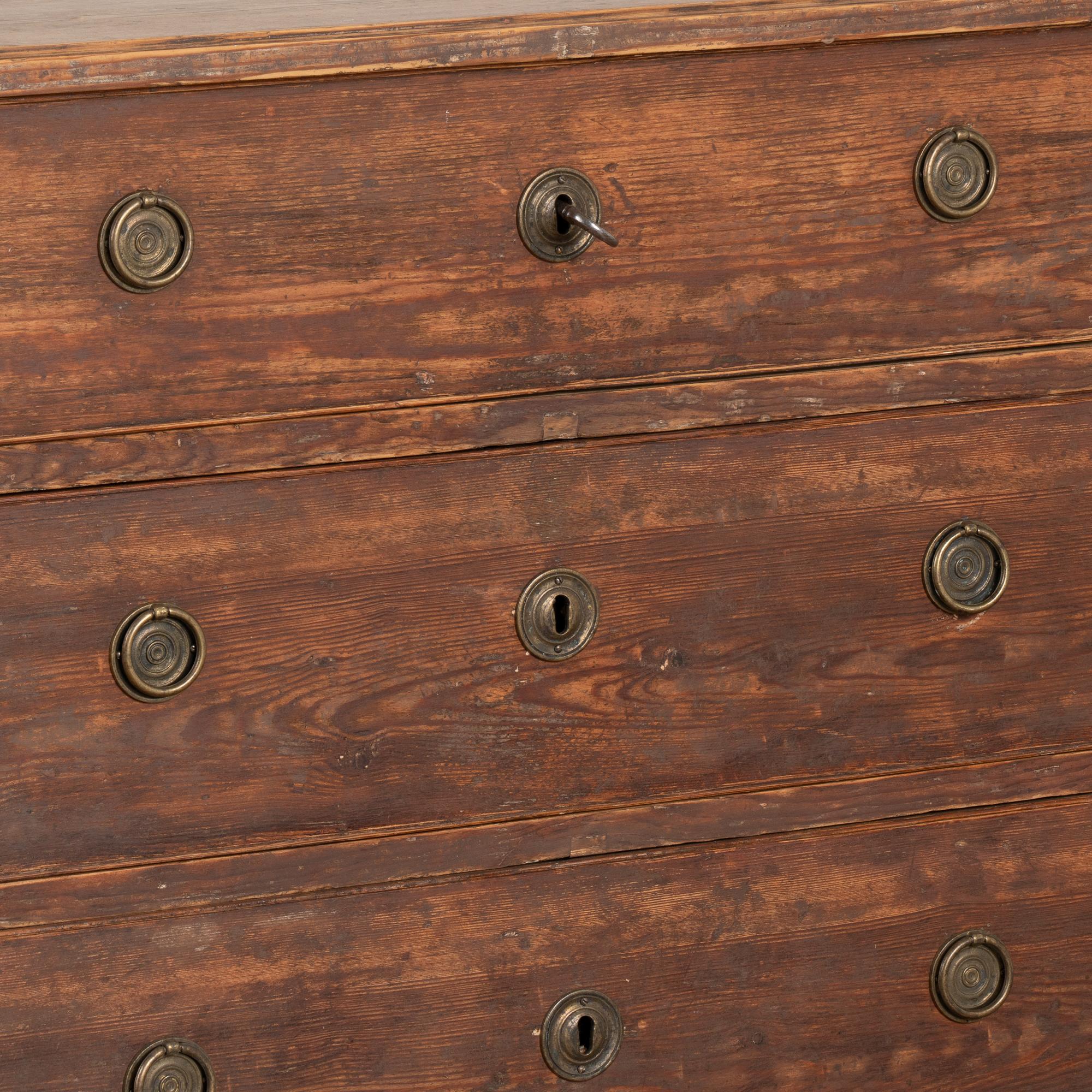 Cassettone originale in pino marrone con tre cassetti, Svezia, circa 1800 in vendita 3