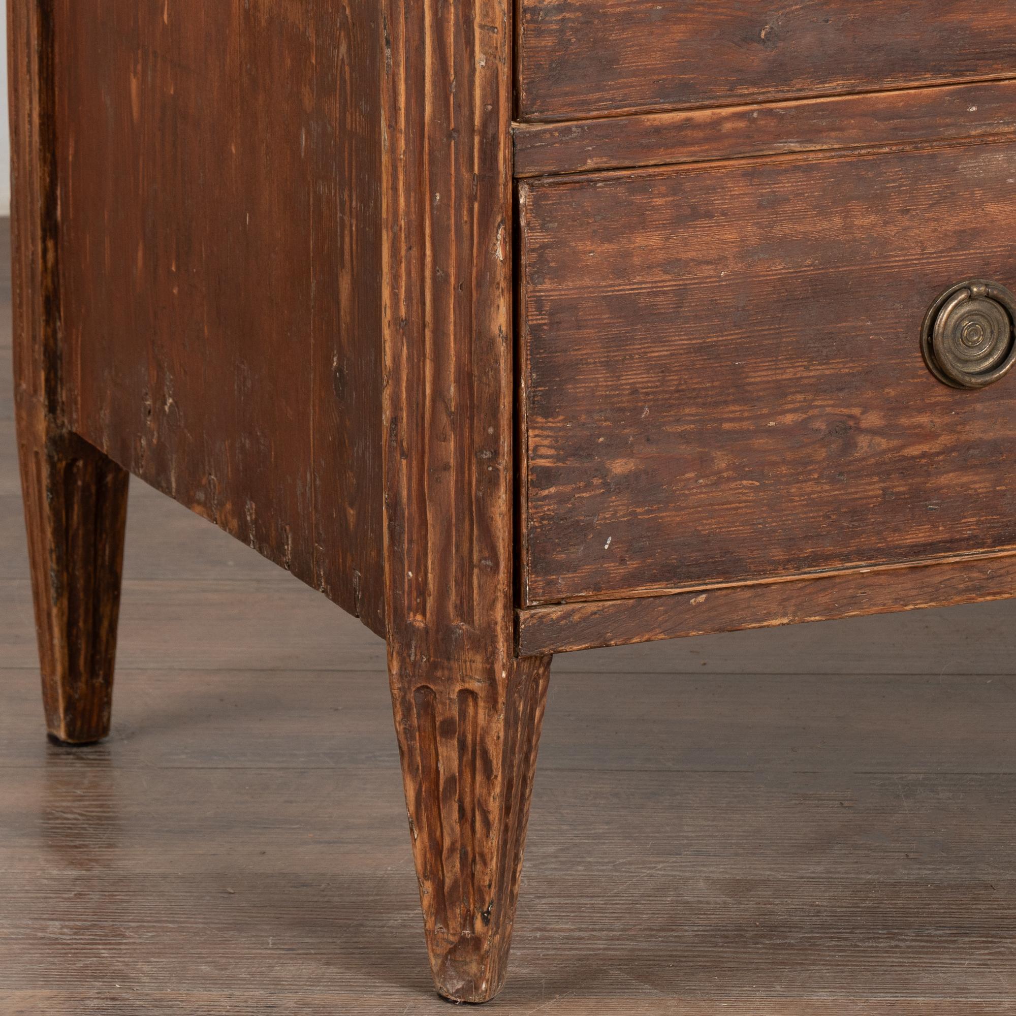 Cassettone originale in pino marrone con tre cassetti, Svezia, circa 1800 in vendita 5