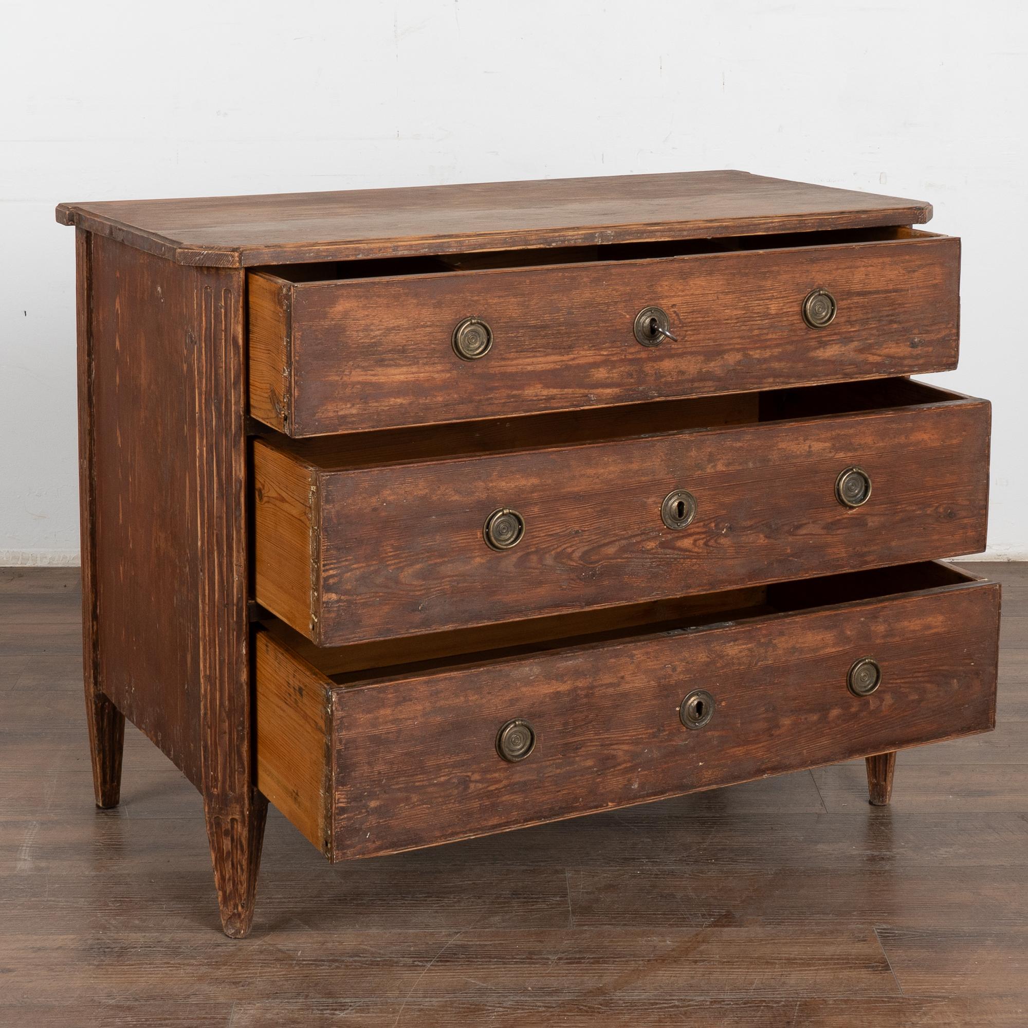 Country Cassettone originale in pino marrone con tre cassetti, Svezia, circa 1800 in vendita