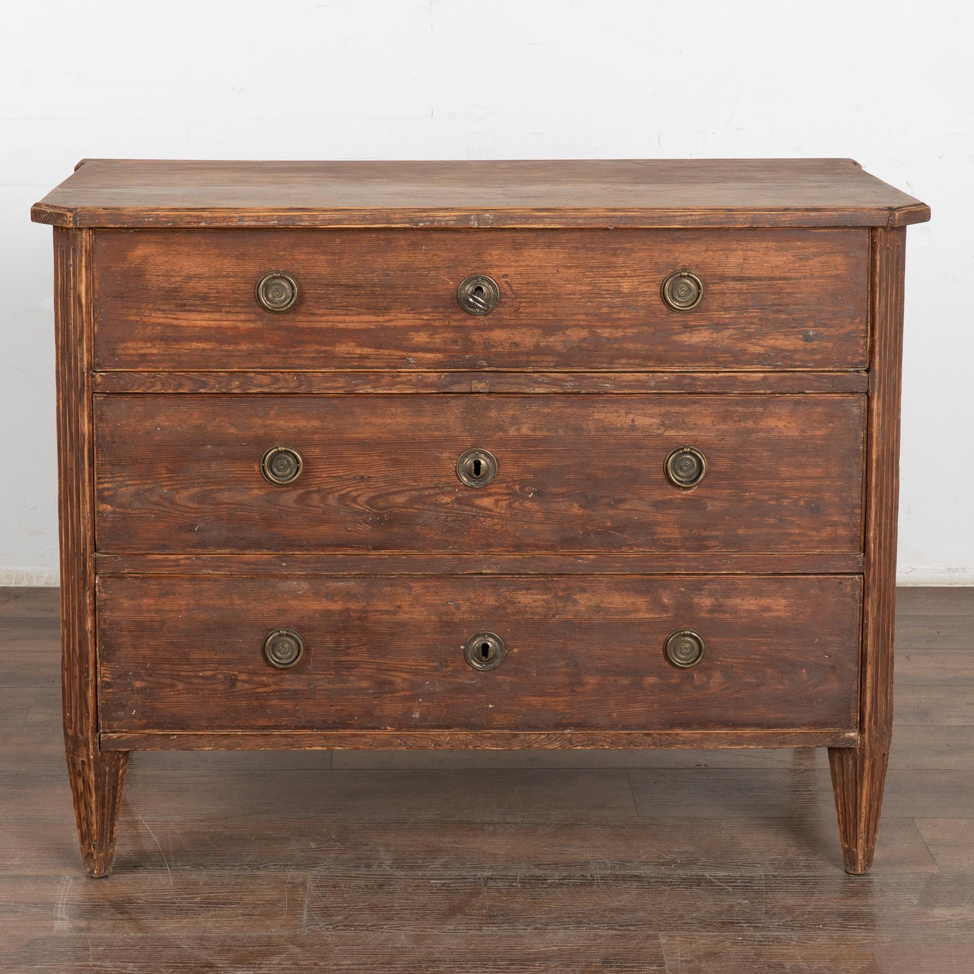 Svedese Cassettone originale in pino marrone con tre cassetti, Svezia, circa 1800 in vendita