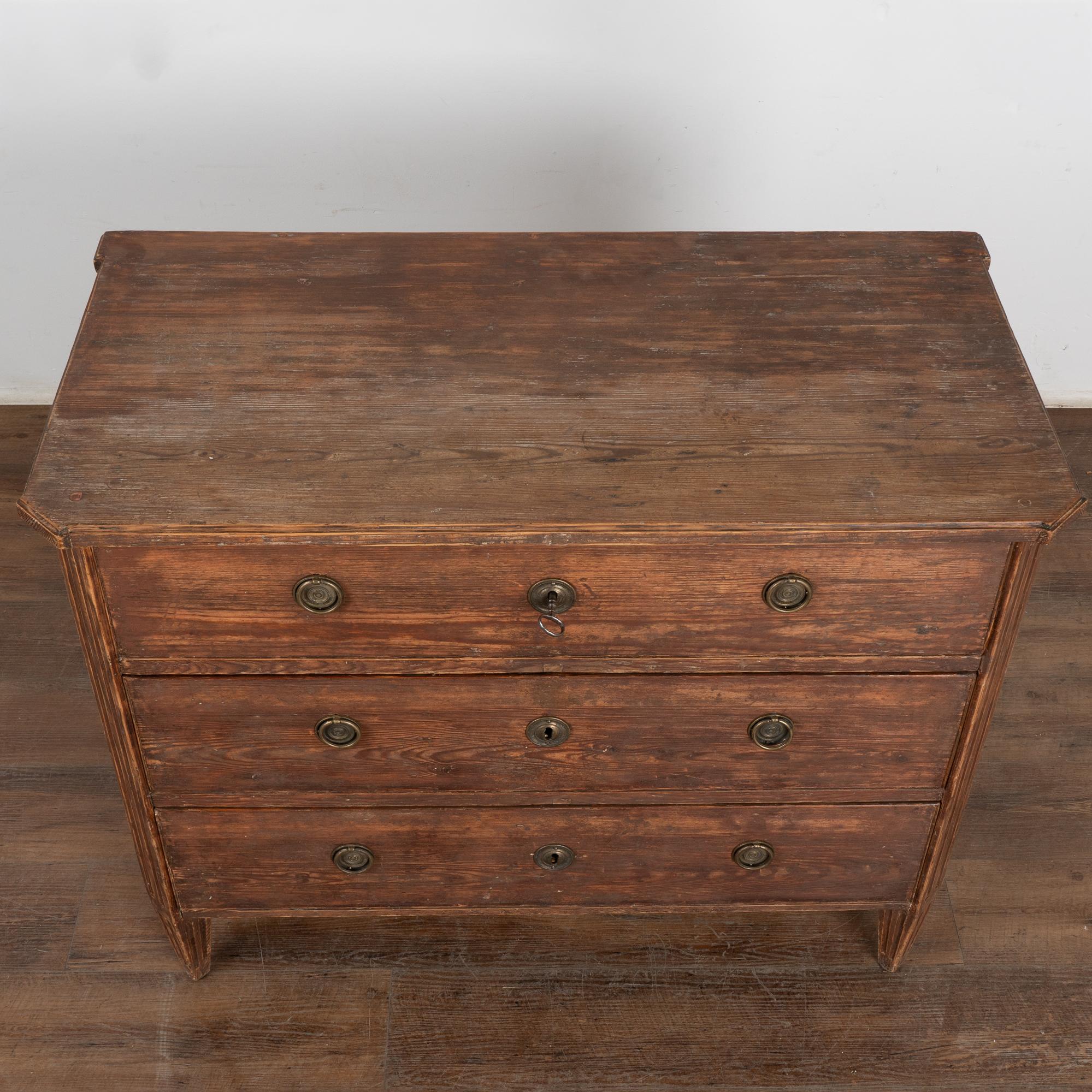 Cassettone originale in pino marrone con tre cassetti, Svezia, circa 1800 In condizioni buone in vendita a Round Top, TX