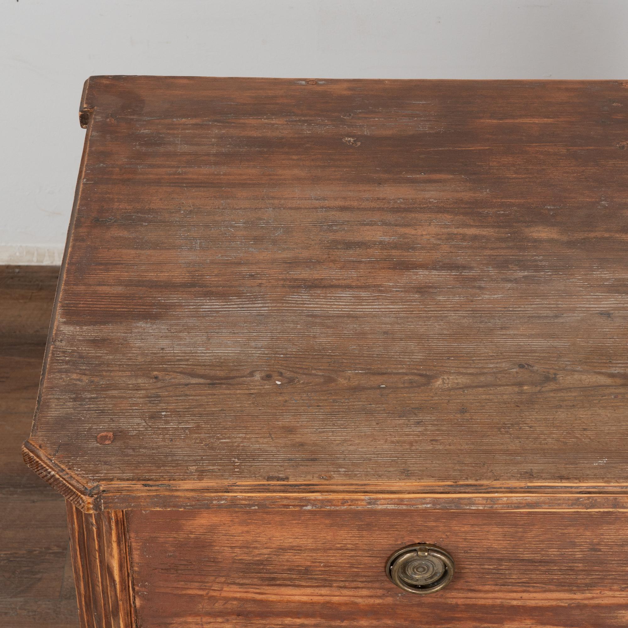 XIX secolo Cassettone originale in pino marrone con tre cassetti, Svezia, circa 1800 in vendita