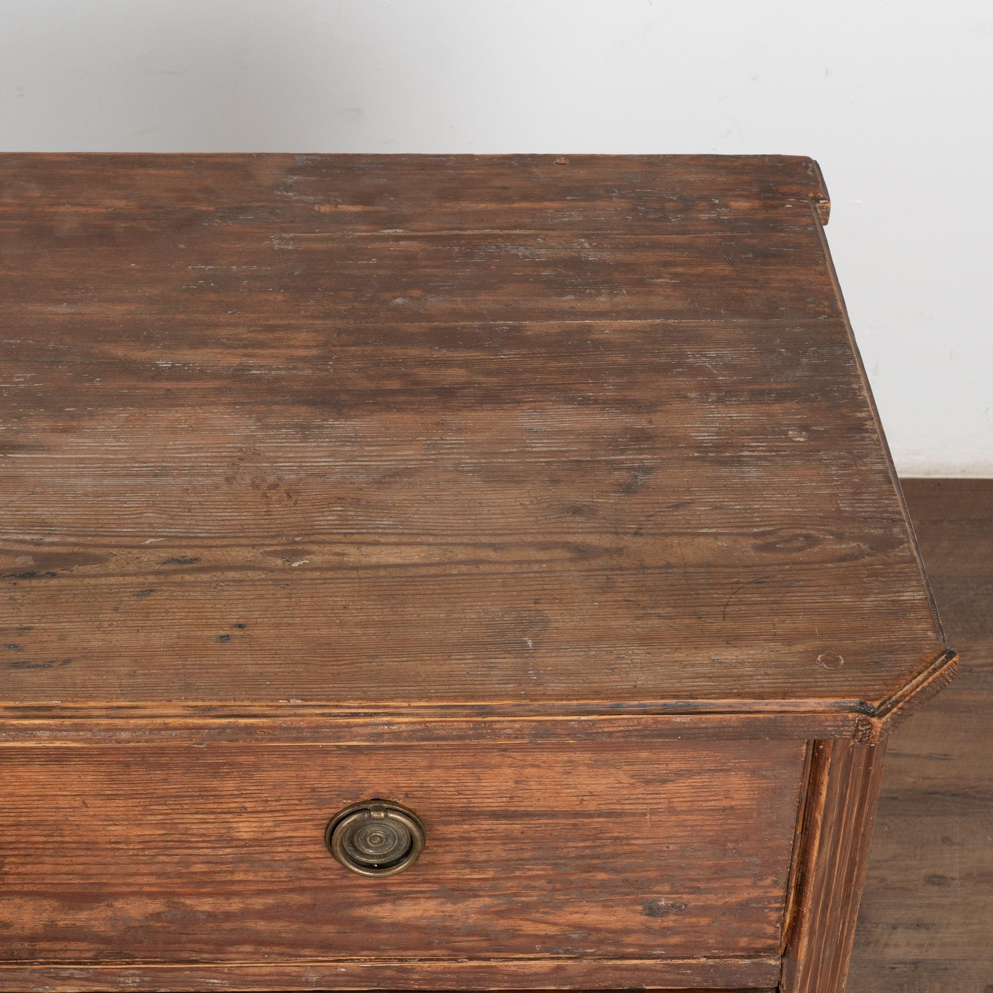 Ottone Cassettone originale in pino marrone con tre cassetti, Svezia, circa 1800 in vendita