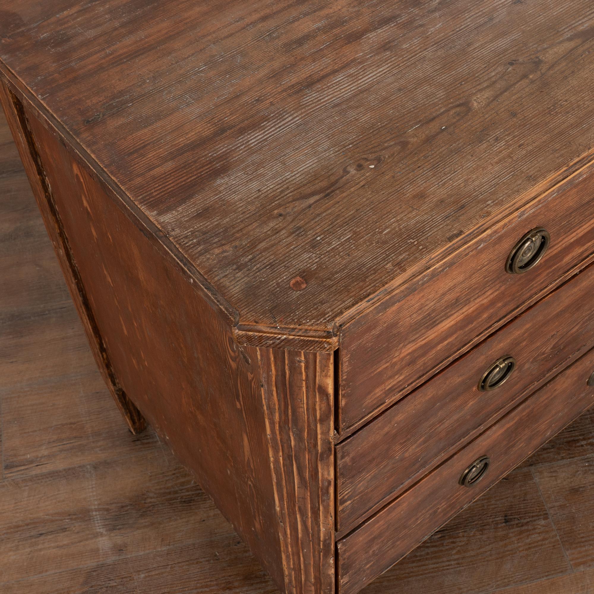 Cassettone originale in pino marrone con tre cassetti, Svezia, circa 1800 in vendita 1