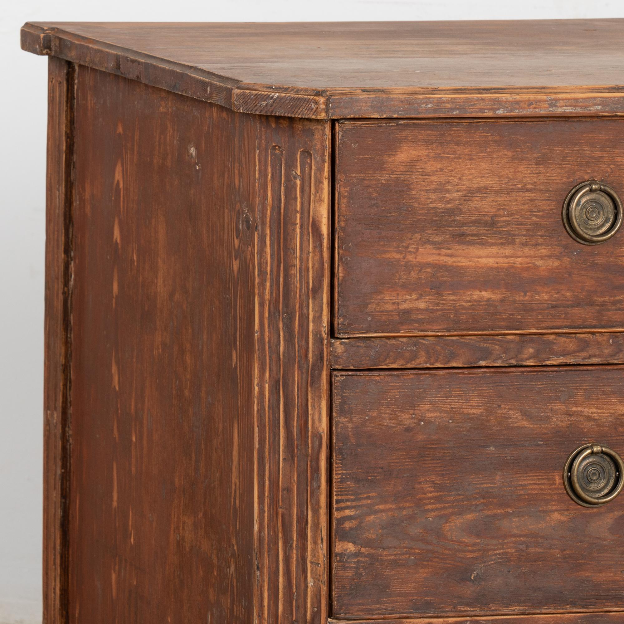 Cassettone originale in pino marrone con tre cassetti, Svezia, circa 1800 in vendita 2