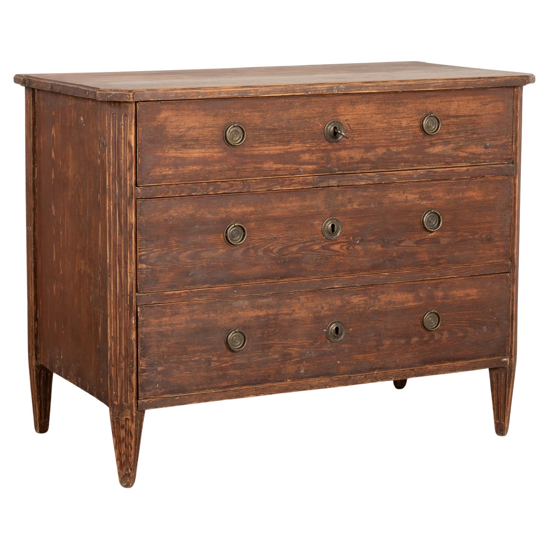 Commode originale en pin Brown à trois tiroirs, Suède vers 1800