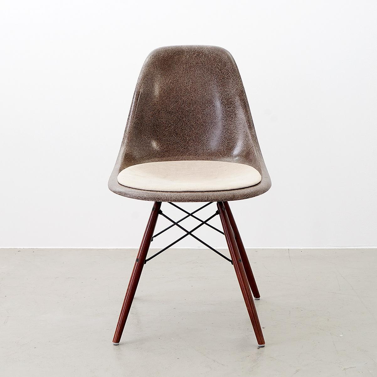 Designed by Charles and Ray Eames for a 1950 museum of modern art competition, the original Eames dining side chair (DSW) was the first industrially manufactured fiberglass-reinforced chair. The chair proved to be a groundbreaking innovation.
The