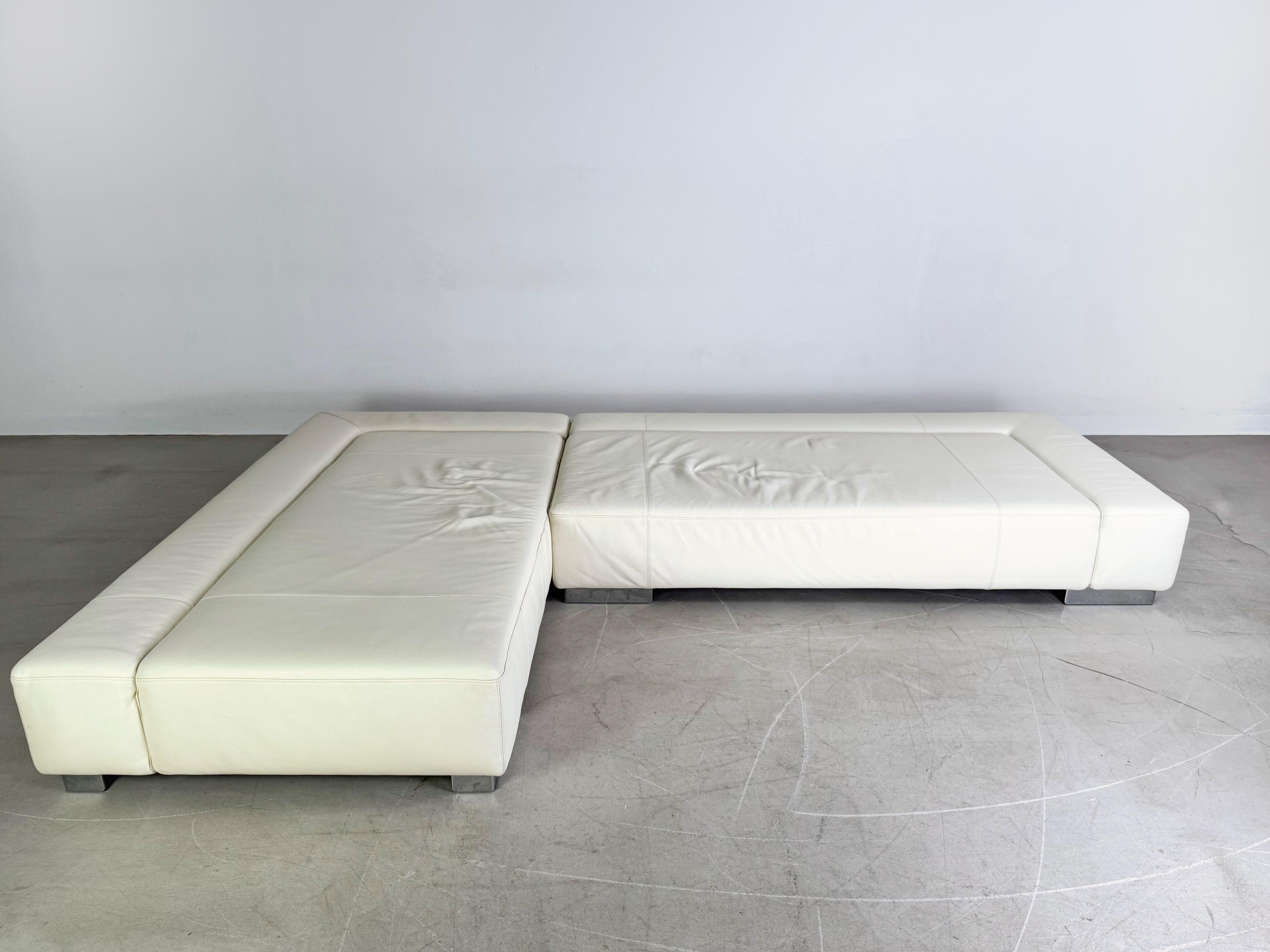 Ti offriamo un fantastico divano di design dei rinomati produttori tedeschi Brühl da acquistare. Das Sofa verfügt über verstell- und abnehmbare Rückenlehnelemente. Oltre a una lavorazione di alto livello e a un comfort di seduta particolarmente