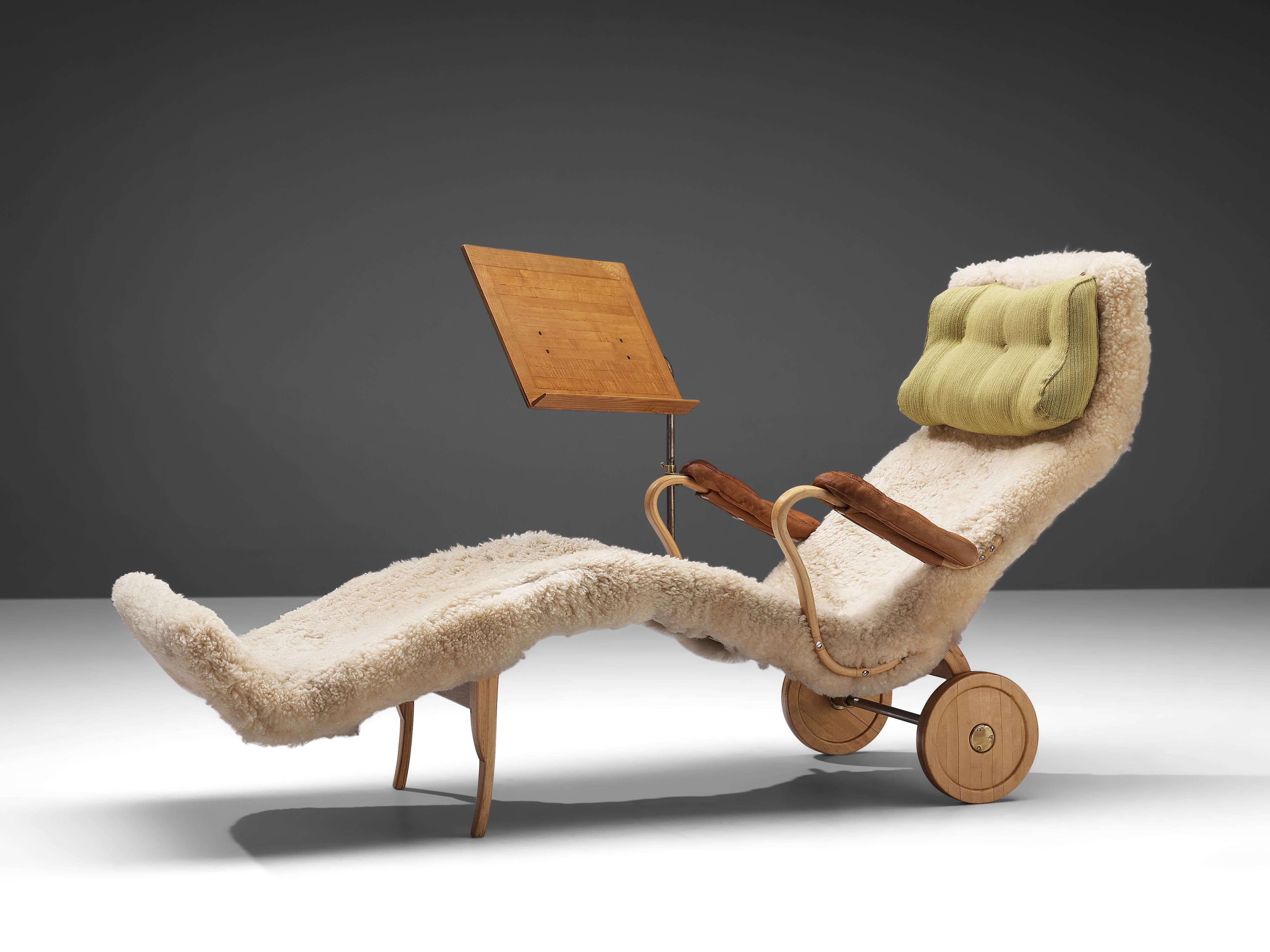 Bruno Mathsson for Karl Mathsson, chaise longue ‘Pernilla’, sheepskin, leather, beech, fabric, brass, Sweden, design 1944

The ‘Pernilla’ chaise longue is one of the most vibrant designs by Swedish designer Bruno Mathsson. The beautifully curved