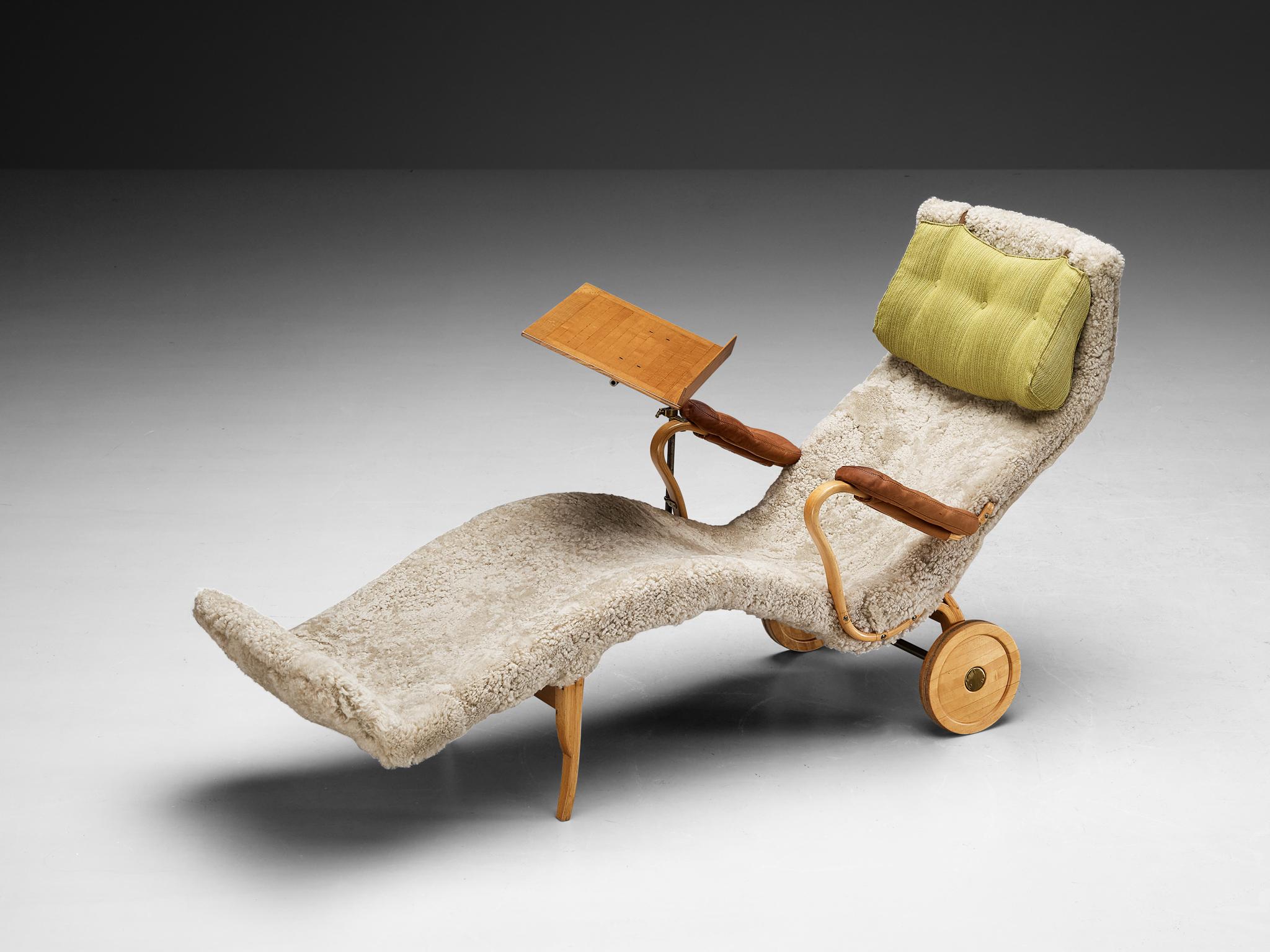 Bruno Mathsson pour Karl Mathsson, chaise longue 'Pernilla', peau de mouton, cuir, Beeche, tissu, laiton, Suède, design 1944

La chaise longue 