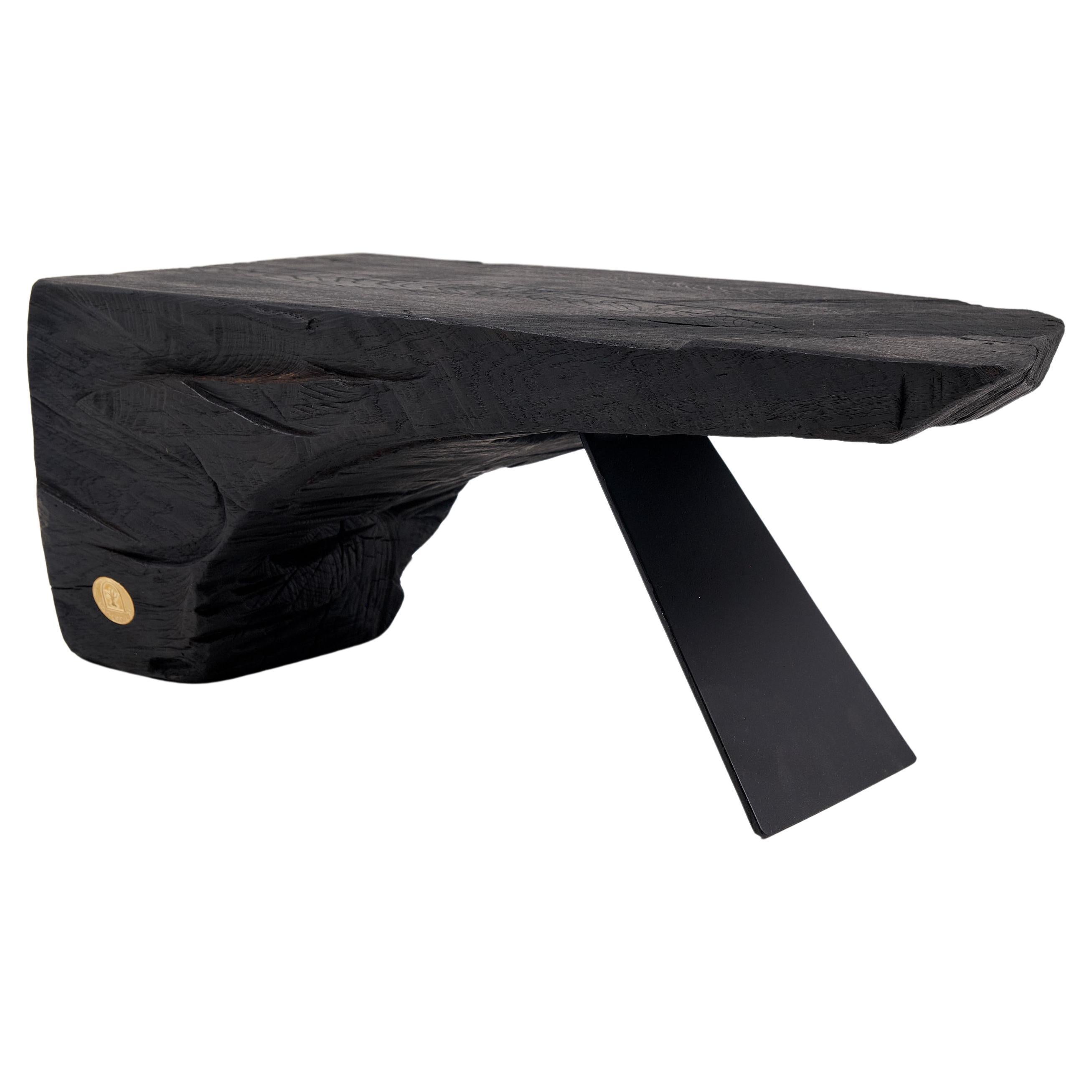 Diseño Brutalista Original, Roble Quemado con Acero, Mesa Auxiliar Única, Mueble de Tronco