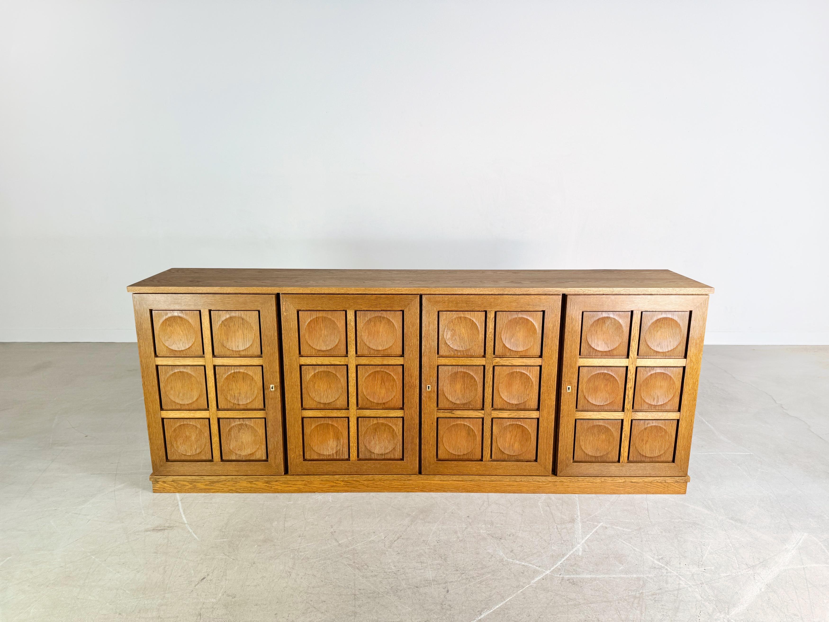 Wir bieten ein wunderschönes brutalistisches Sideboard von Gerhard Bartels aus den 1960er Jahren zum Verkauf an. Das Möbel/ die Anrichte verfügt über vier Türen, hinter denen sich großzügig gestalteter Stauraum mit höhenverstellbaren Einlegeböden