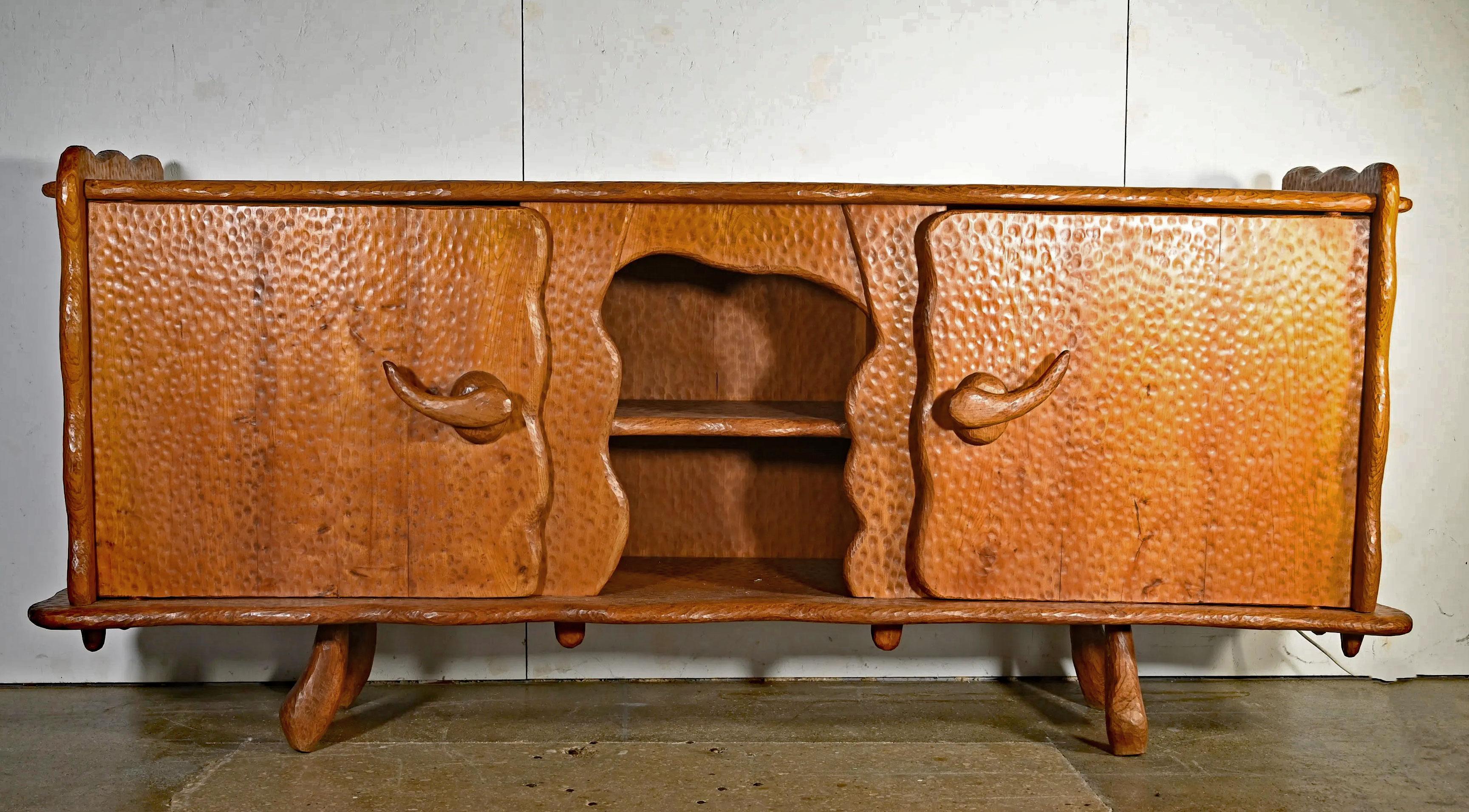 Original  large brutalist sideboard  in solid elm circa 1950/1960
interesting gouge work, key assembly
not a nail, not a dot of glue, disassembles and reassembles easily
nice cabinet work