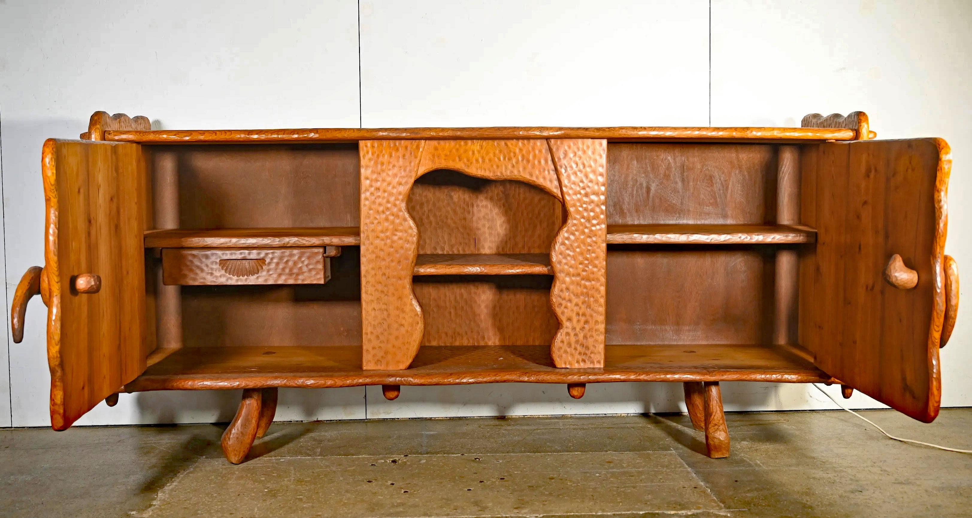 Original  Brutalist sideboard In Solid Elm Circa 1950 In Good Condition For Sale In Mouscron, WHT