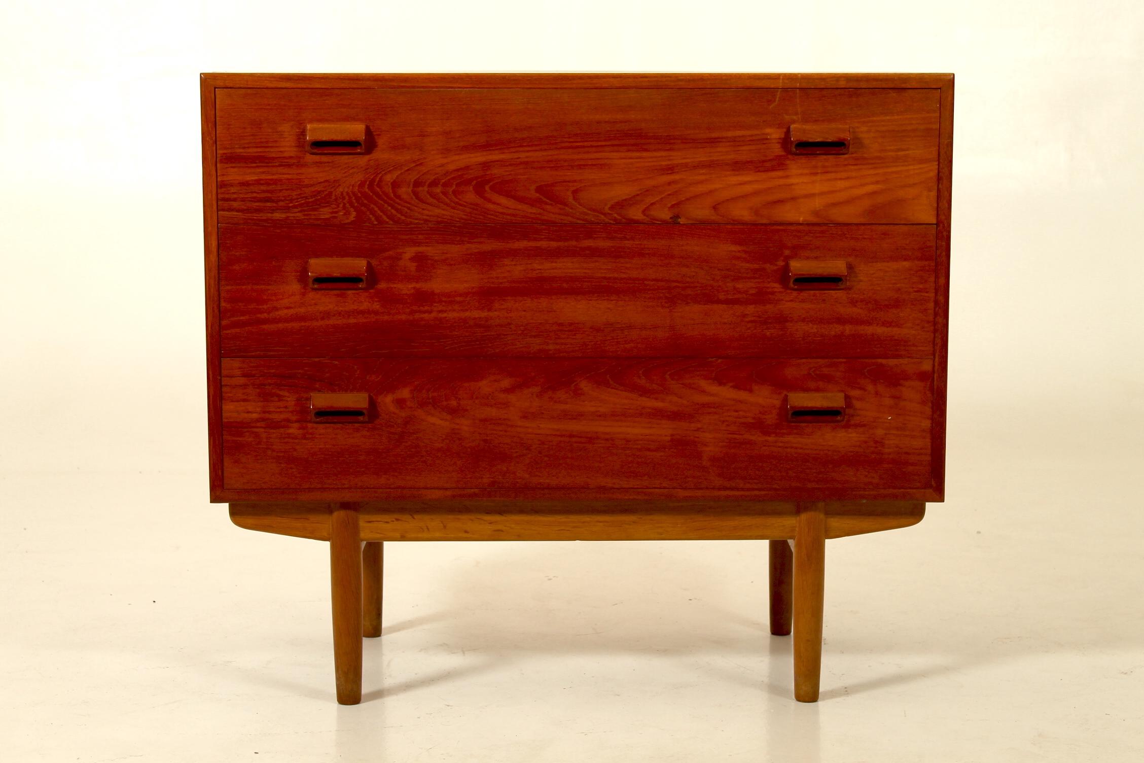 Hidden bureau / drawer with a fold up mirror, in teak with oak legs. Designed in the 1950s by Børge Mogensen and manufactured by Søborg Møbler, Denmark. Depth when open 84 cm