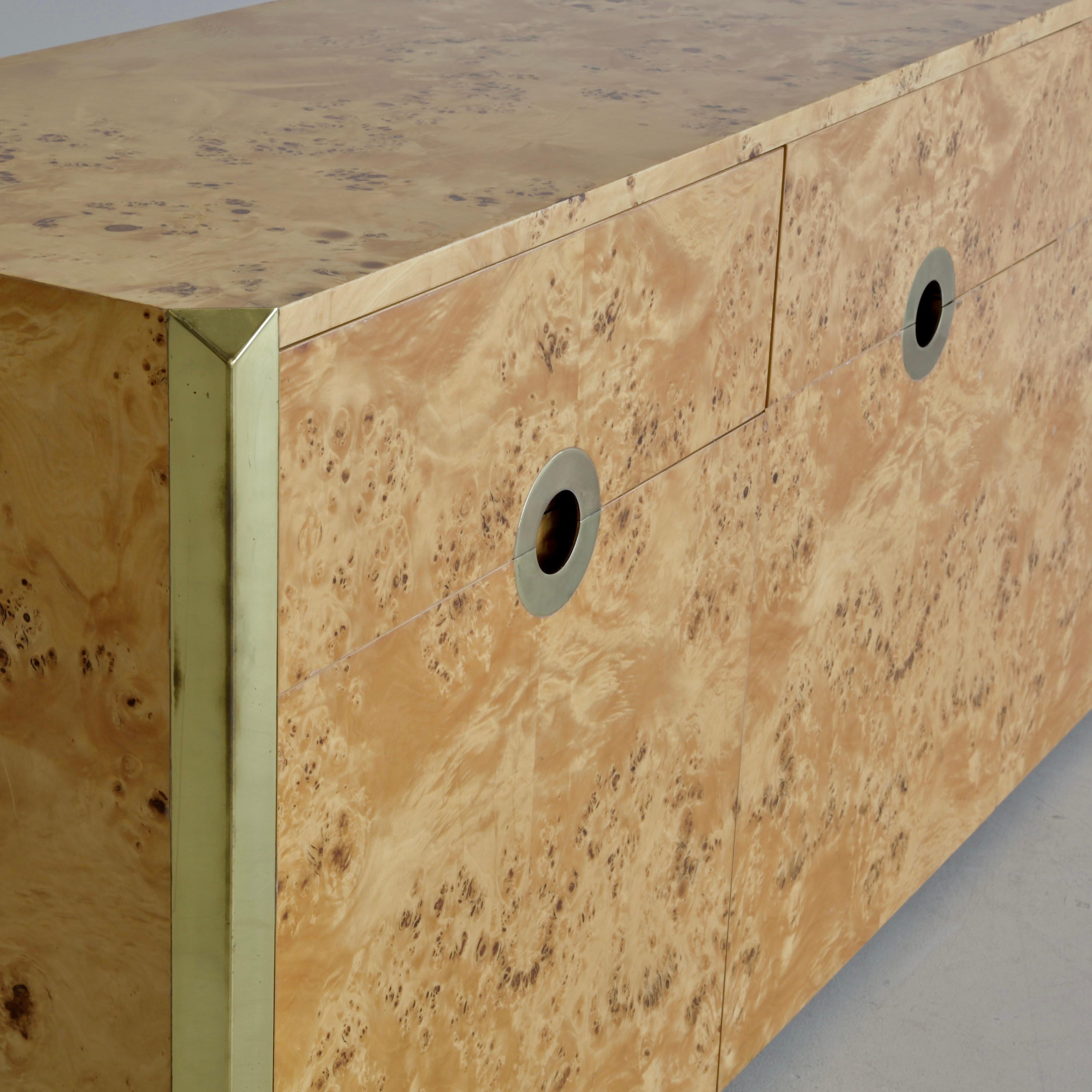 Credenza a tre ante in legno di radica disegnata da Willy Rizzo. Italia, Mario Sabot, 1972. L'impiallacciatura in radica con maniglie e dettagli angolari in ottone è stata disegnata da Willy Rizzo e prodotta da Mario Sabot.

Due ante più un'anta