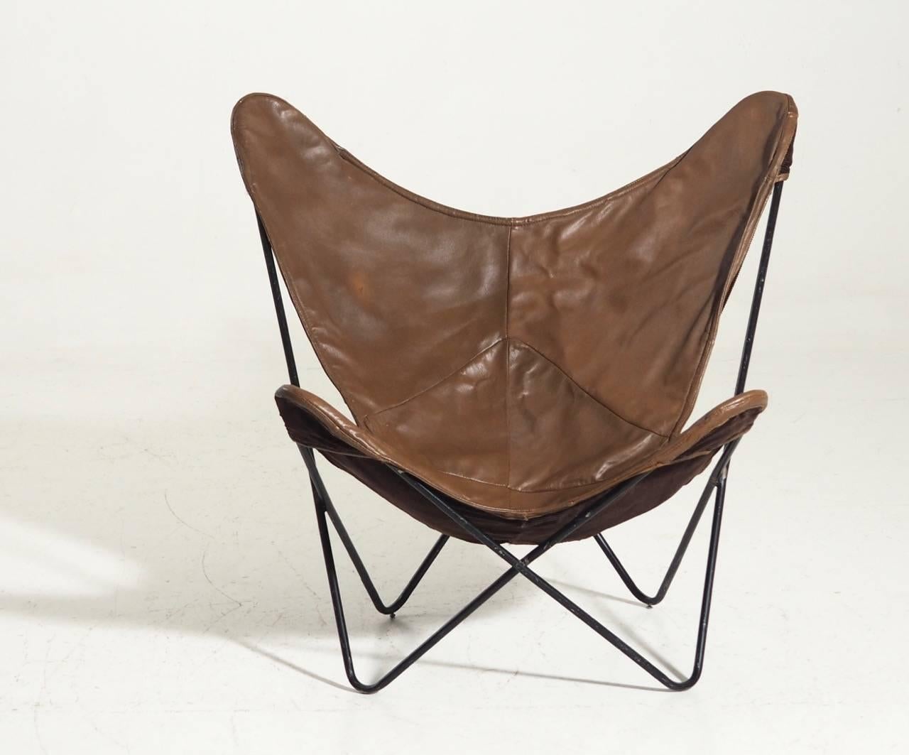 Original butterfly / bat chair produced by Knoll from 1947-1973 and designed by Jorge Ferrari Hardoy. The chair is in brown leather and black steel frame.