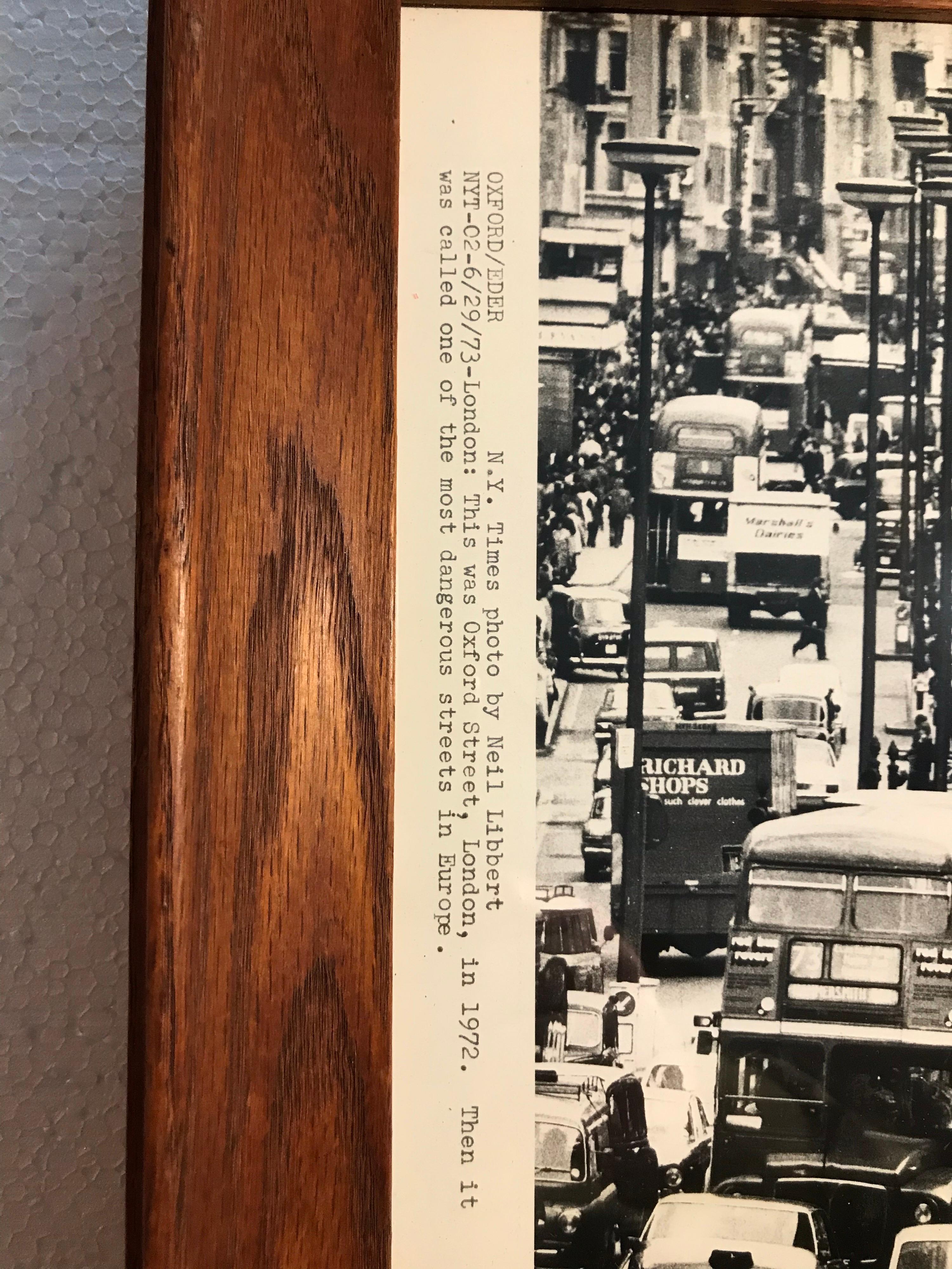 Foto de prensa original del New York Times del 29.02.73. Mostrando Oxford Street Londres en 1972.
En aquella época Oxford Street era una de las calles más peligrosas de Europa.
Montado en un marco vintage de roble macizo.